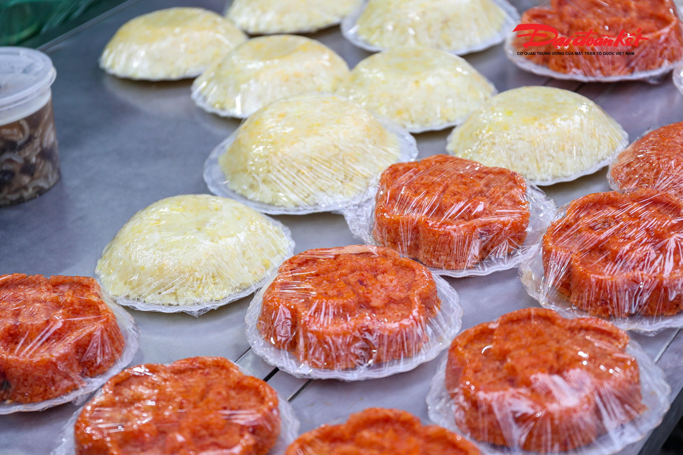 Các loại xôi cúng như xôi gấc, xôi đỗ được bày bán với mức giá từ 30.000 đến 50.000 đồng mỗi đĩa, phù hợp với nhu cầu của nhiều gia đình.