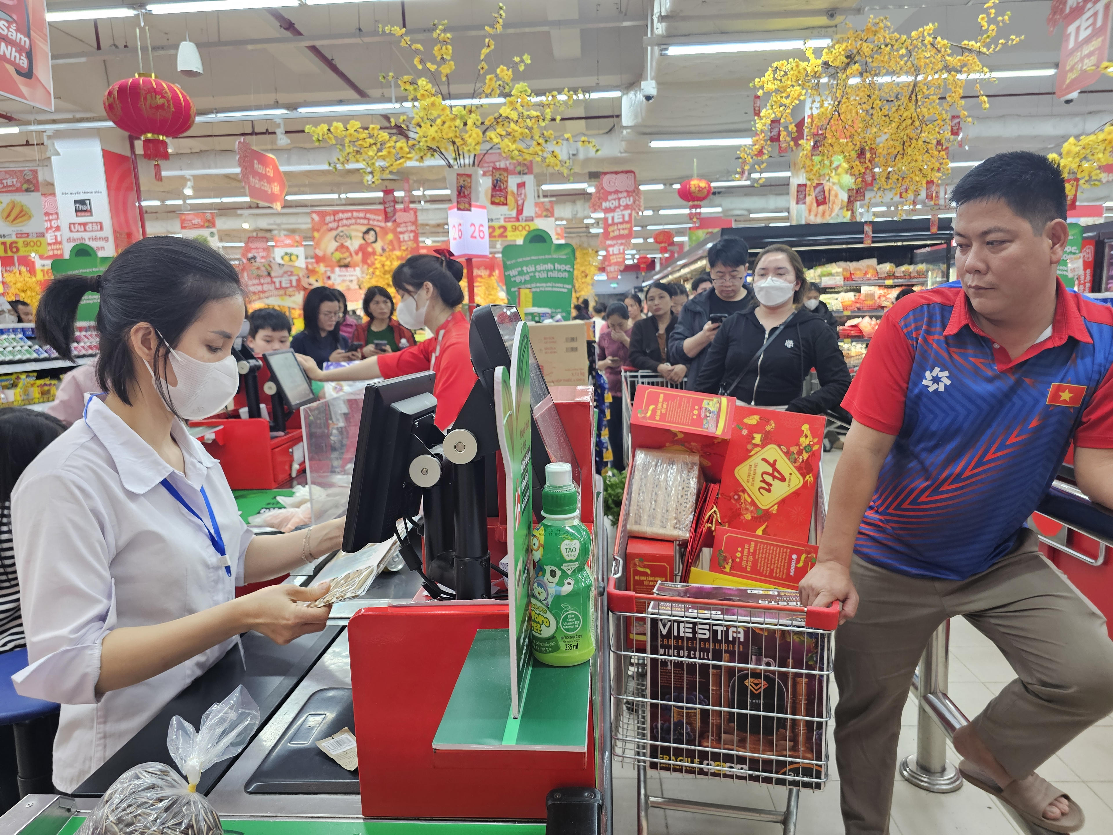 Nhu cầu mua sắm tăng cao khiến cho các nhân viên hoạt động hết công suất. Ảnh: Quốc Thanh.
