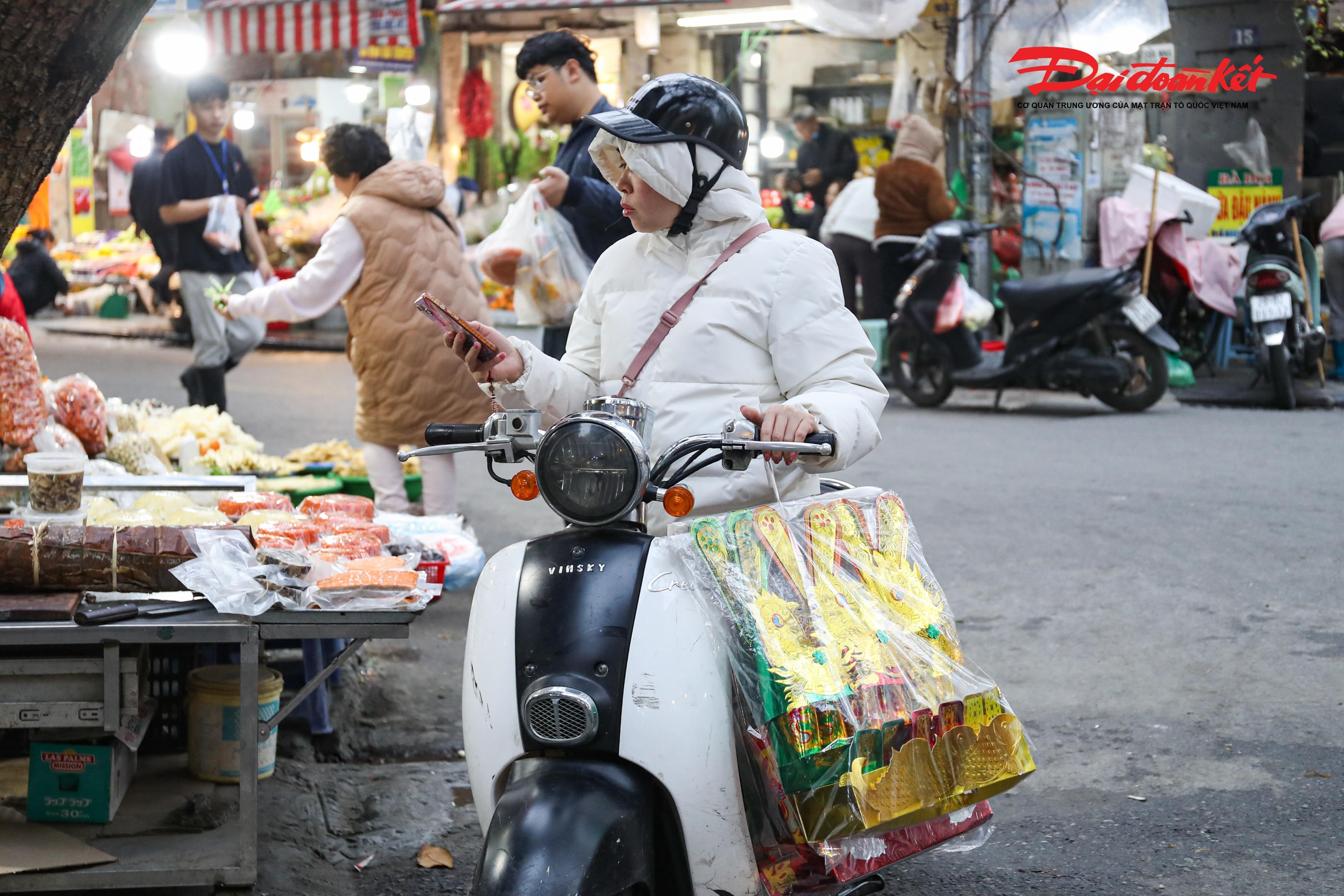 Người dân mua vàng mã, nhằm chuẩn bị chu đáo cho lễ cúng ông Công, ông Táo theo phong tục truyền thống.