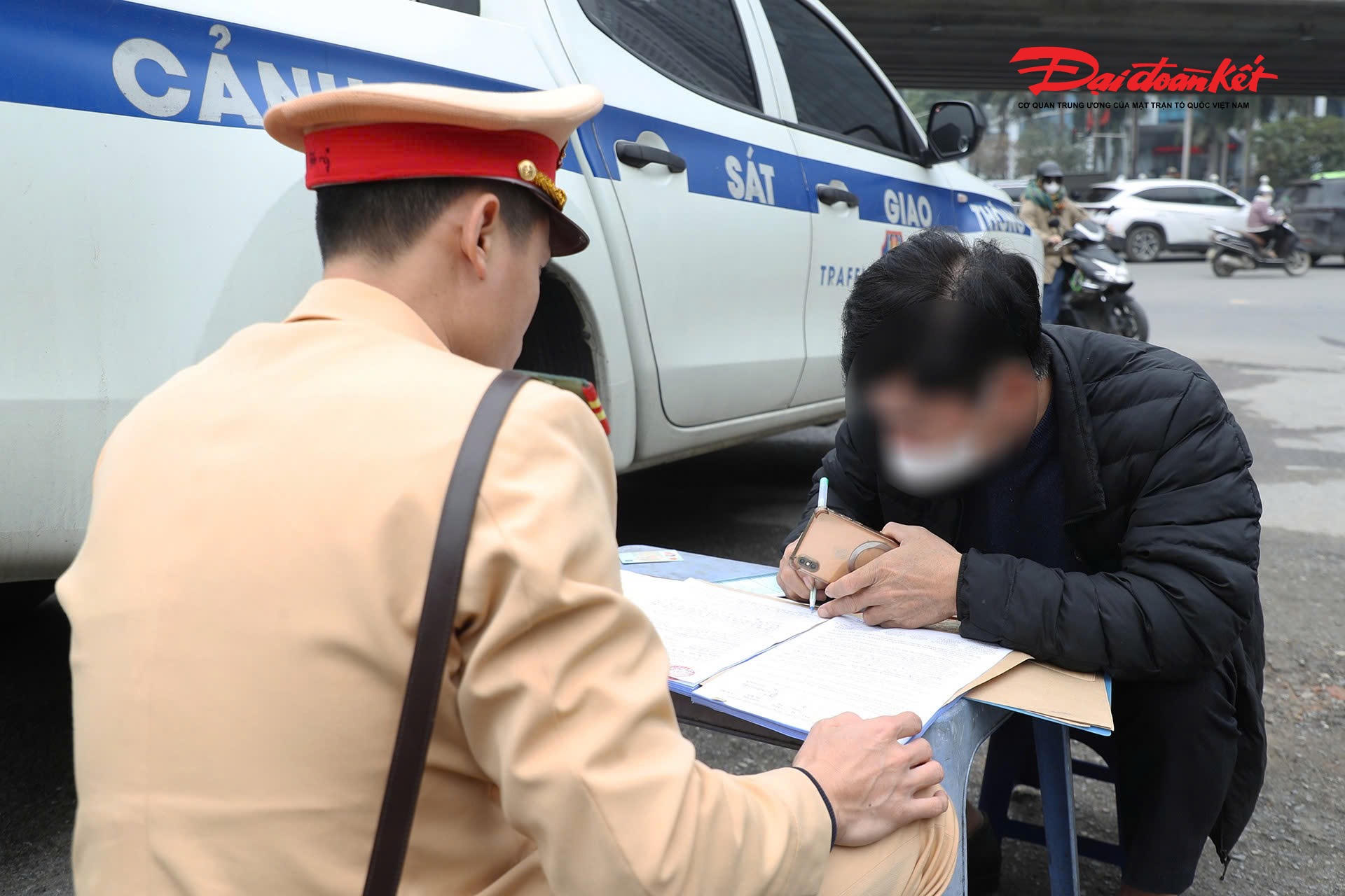 Làm việc với lực lượng CSGT, tài xế Nguyễn Văn T. thừa nhận trả phí hàng tháng cho một người trực tổng đài để nhận và chia khách, sau đó chạy theo tuyến Hà Nội – Ninh Bình.