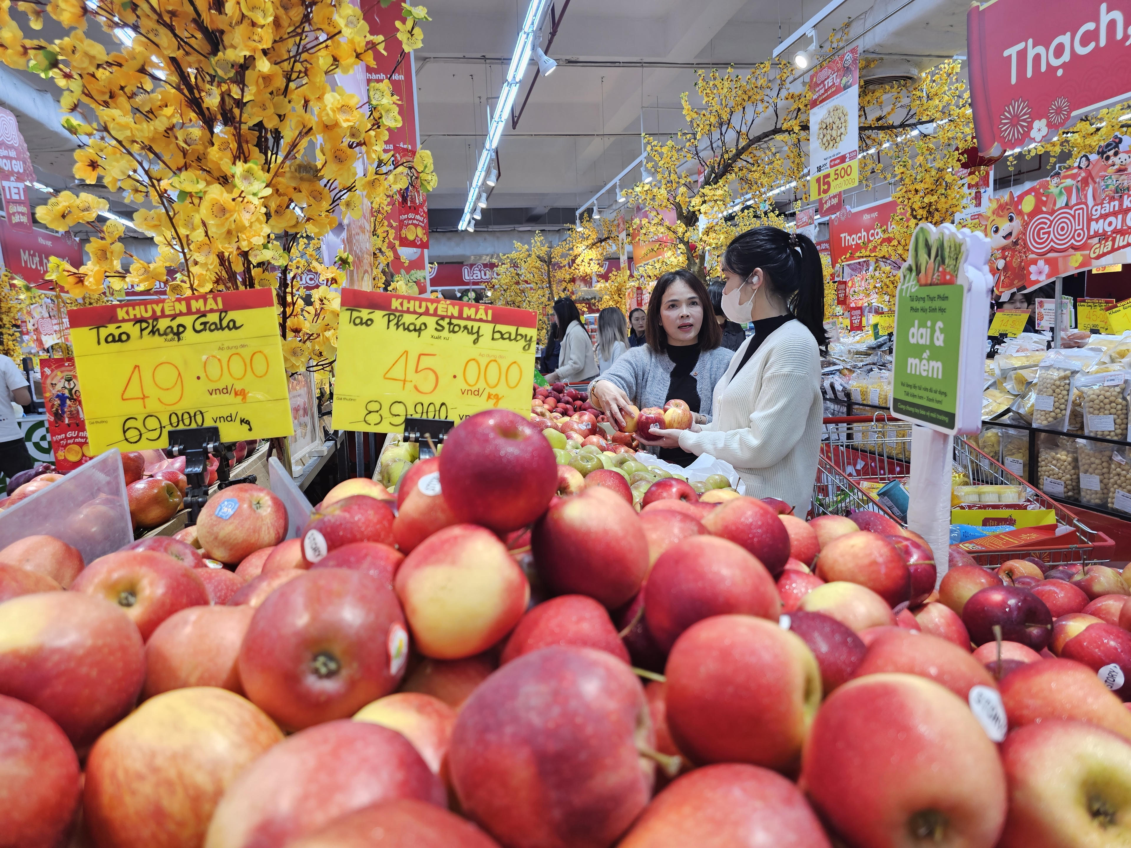 Chị Phạm Thị Thanh Huyền, 52 tuổi, ở phường Trường Vinh, tỉnh Nghệ An đang cùng con gái mua đồ Tết tại siêu thị Go!Vinh. Ảnh: Quốc Thanh.