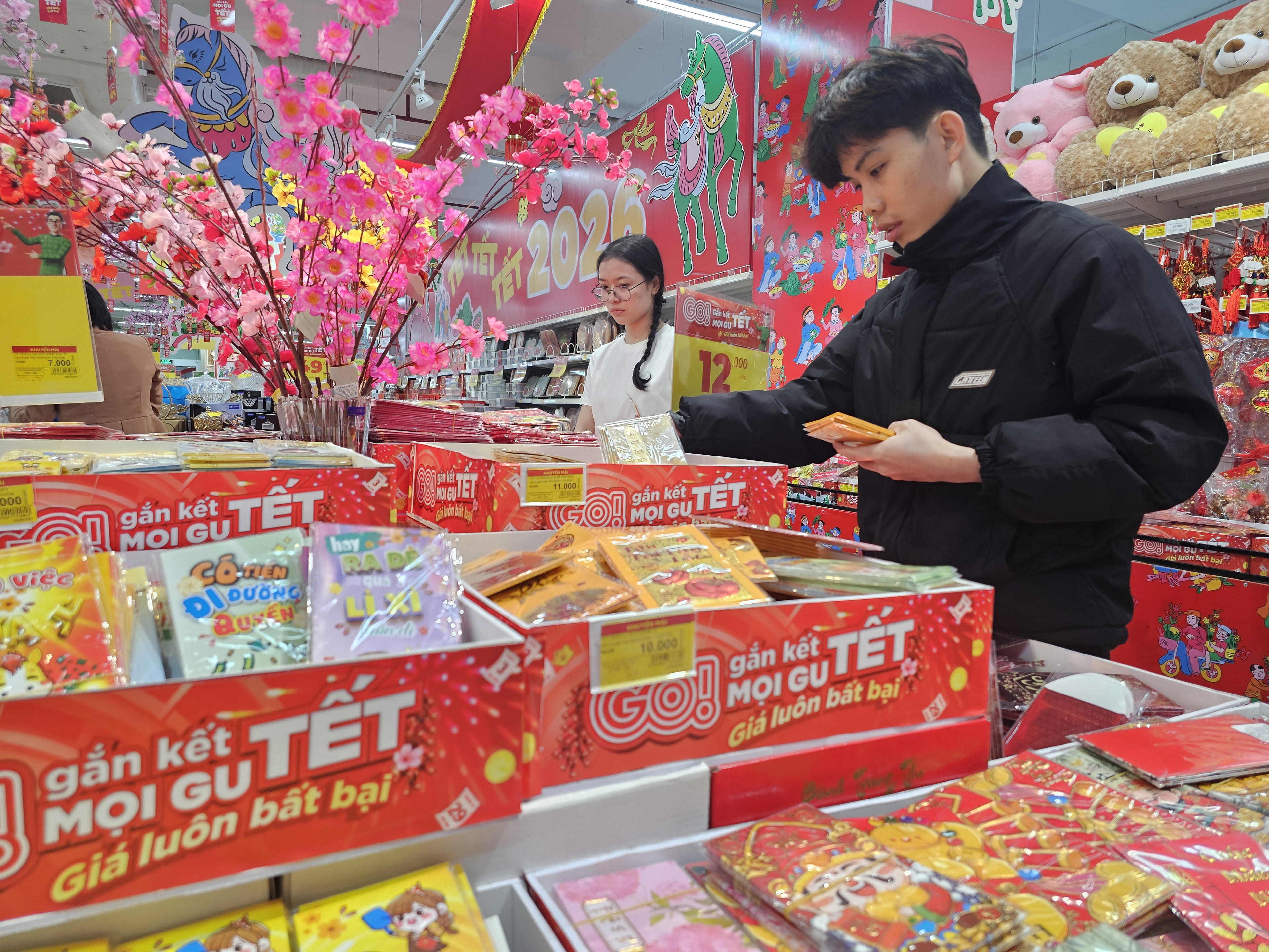 Những gian hàng được trang trí rực rỡ, ngập tràn sắc xuân cùng dòng người mua sắm hối hả khiến cho Tết Nguyên đán Bính Ngọ đang đến rất gần, mang theo niềm háo hức và mong chờ của người dân xứ Nghệ. Ảnh: Quốc Thanh.