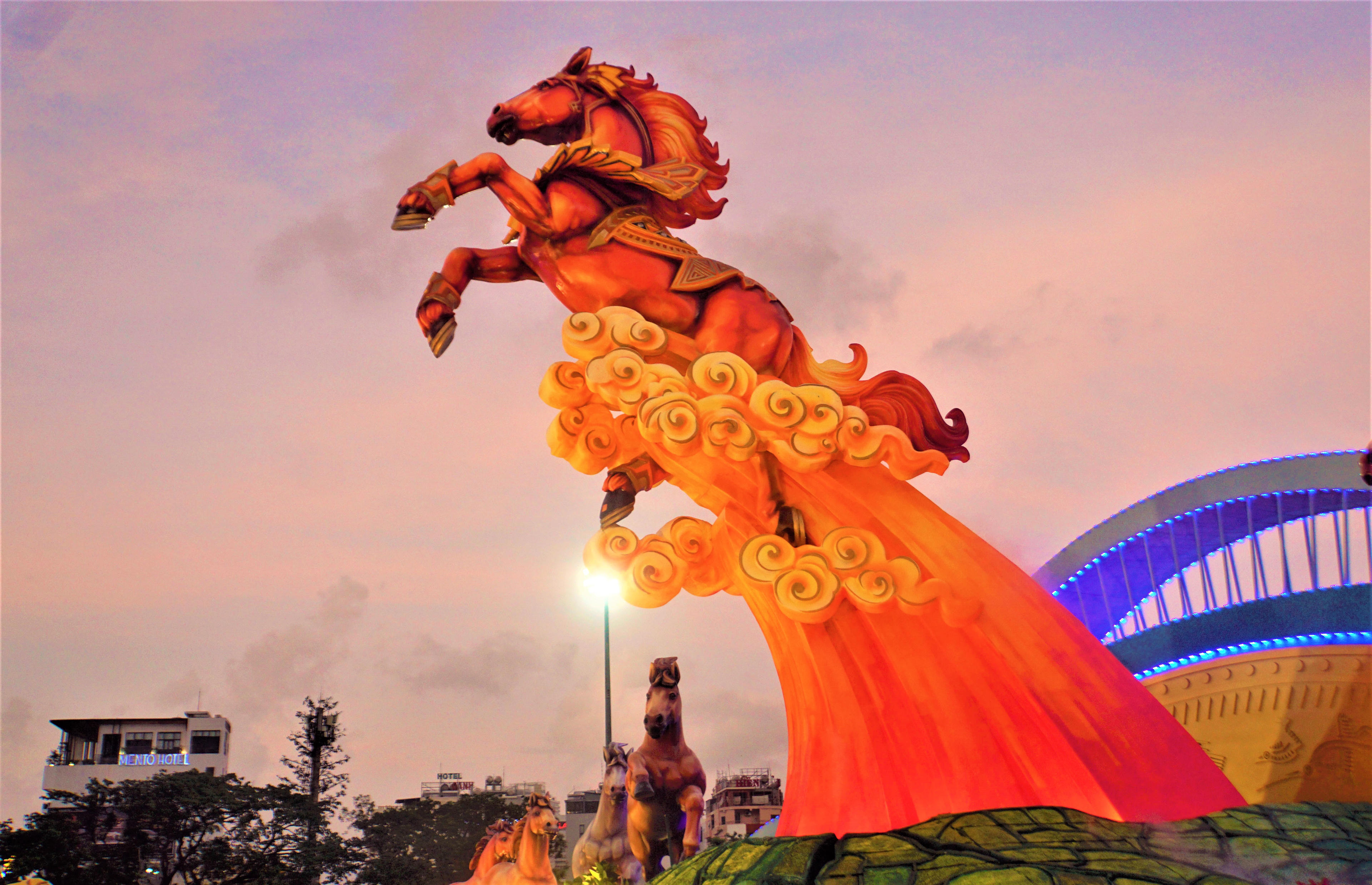 Linh vật ngựa xuân Bính Ngọ của tỉnh Gia Lai tại quảng trường Nguyễn Tất Thành. Ảnh; CV.