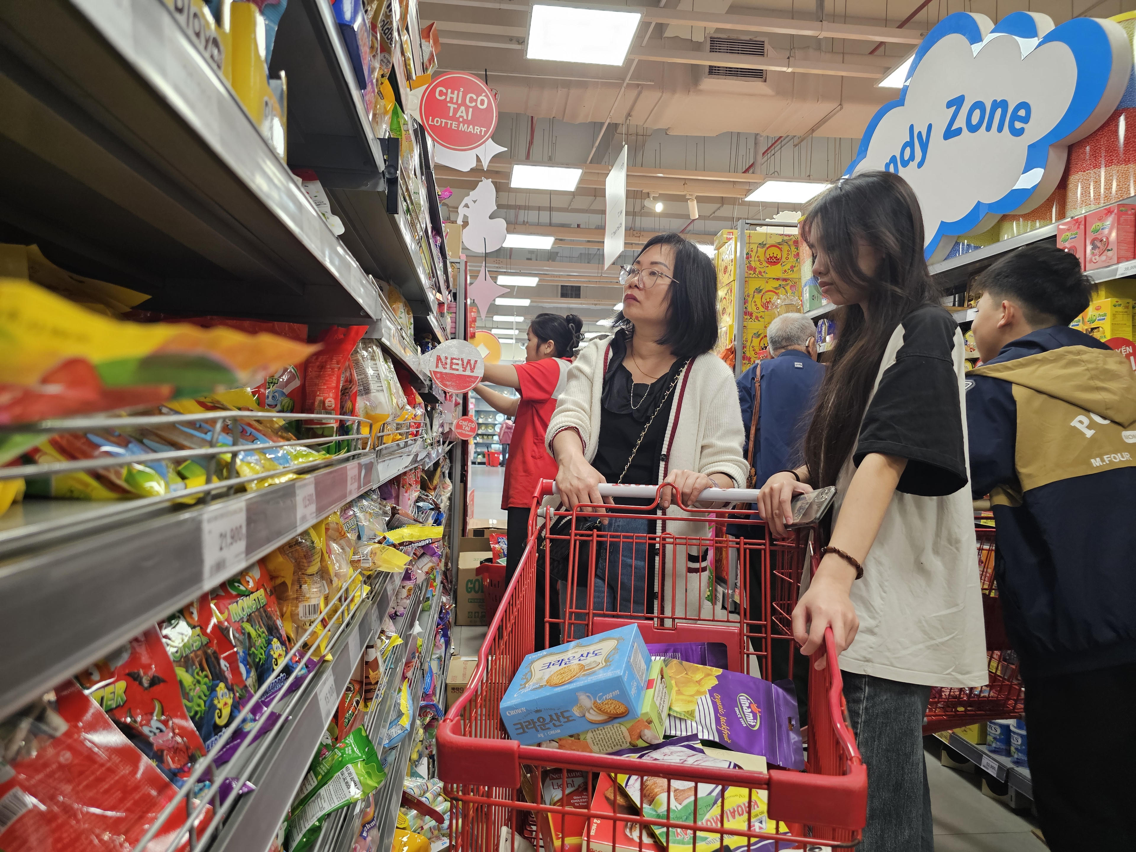 Những ngày này, không khí mua sắm Tết trên địa bàn tỉnh Nghệ An bắt đầu trở nên nhộn nhịp. Tại các trung tâm thương mại, siêu thị lớn, lượng người dân đổ về mua sắm tăng mạnh, đặc biệt vào các khung giờ chiều tối và cuối tuần, tạo nên khung cảnh đông đúc, tấp nập. Ảnh: Quốc Thanh.