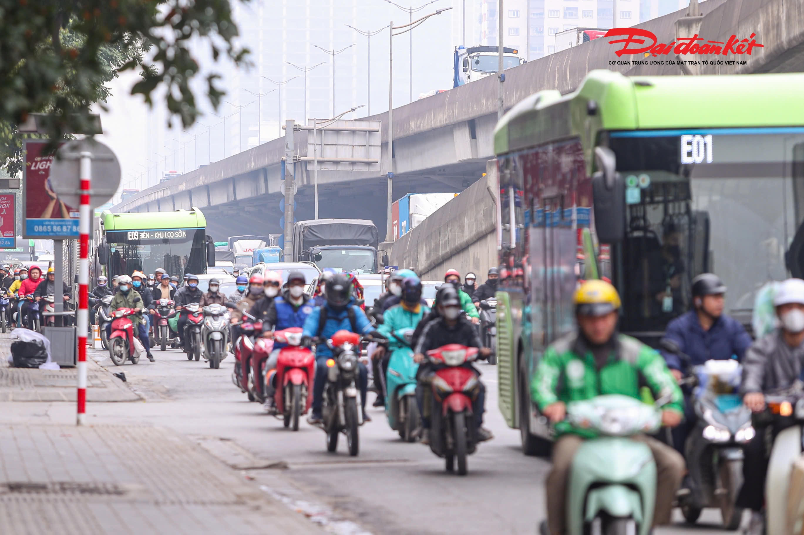 Không chỉ tại các bến xe, nhiều tuyến đường như Cầu Giấy, Phạm Hùng, Trần Duy Hưng, Nguyễn Chí Thanh, Nguyễn Trãi, Trường Chinh, Vành đai 3 và các nút giao trọng điểm như Ngã Tư Sở cũng rơi vào tình trạng ùn ứ kéo dài khi người dân chở theo lỉnh kỉnh hành lý hối hả về quê đón Tết.