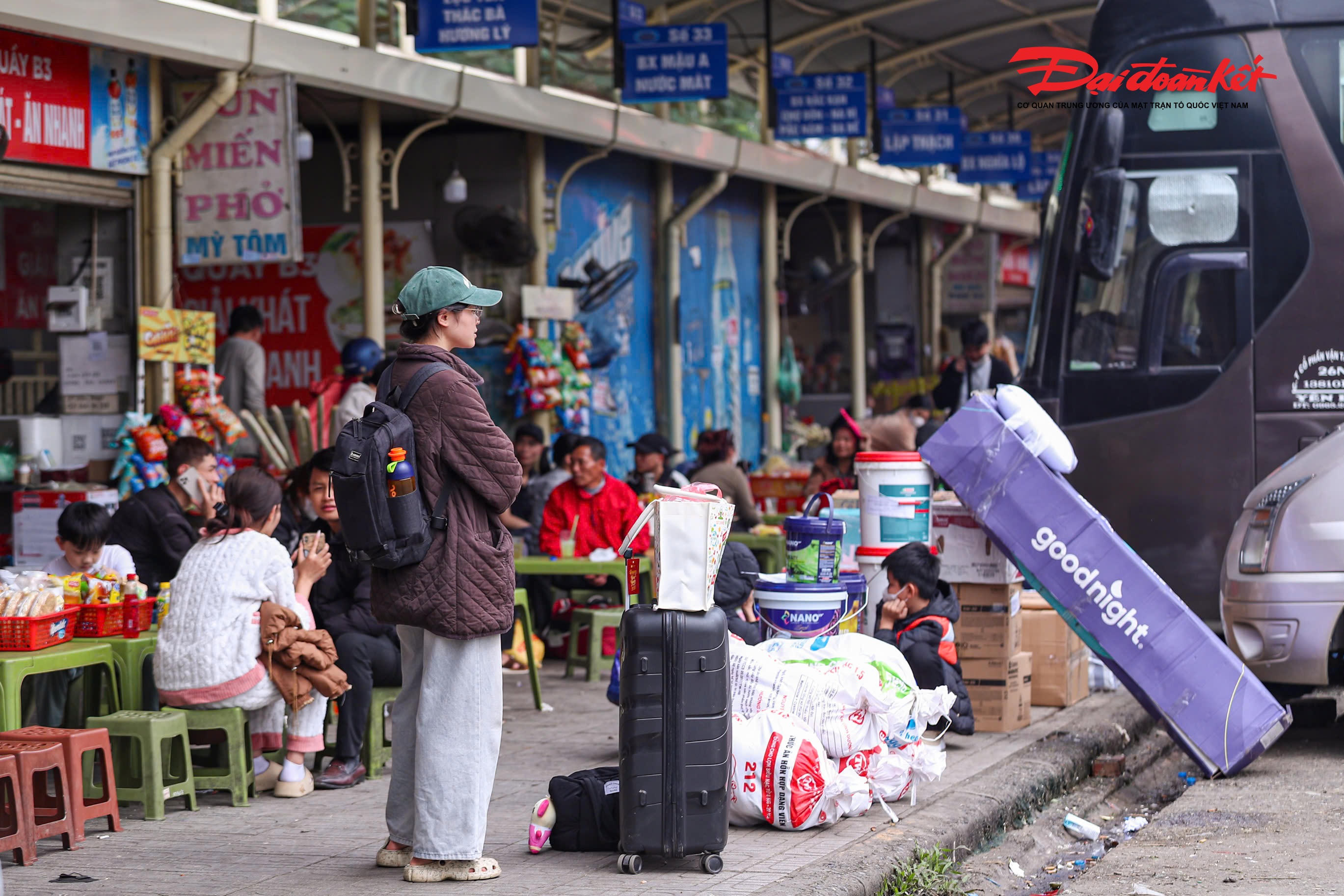 “Những ngày cận 27-28 Tết thường rất đông, việc đi lại vất vả hơn nên tôi chọn về từ 25 tháng Chạp cho thoải mái”, chị Lan chia sẻ.
