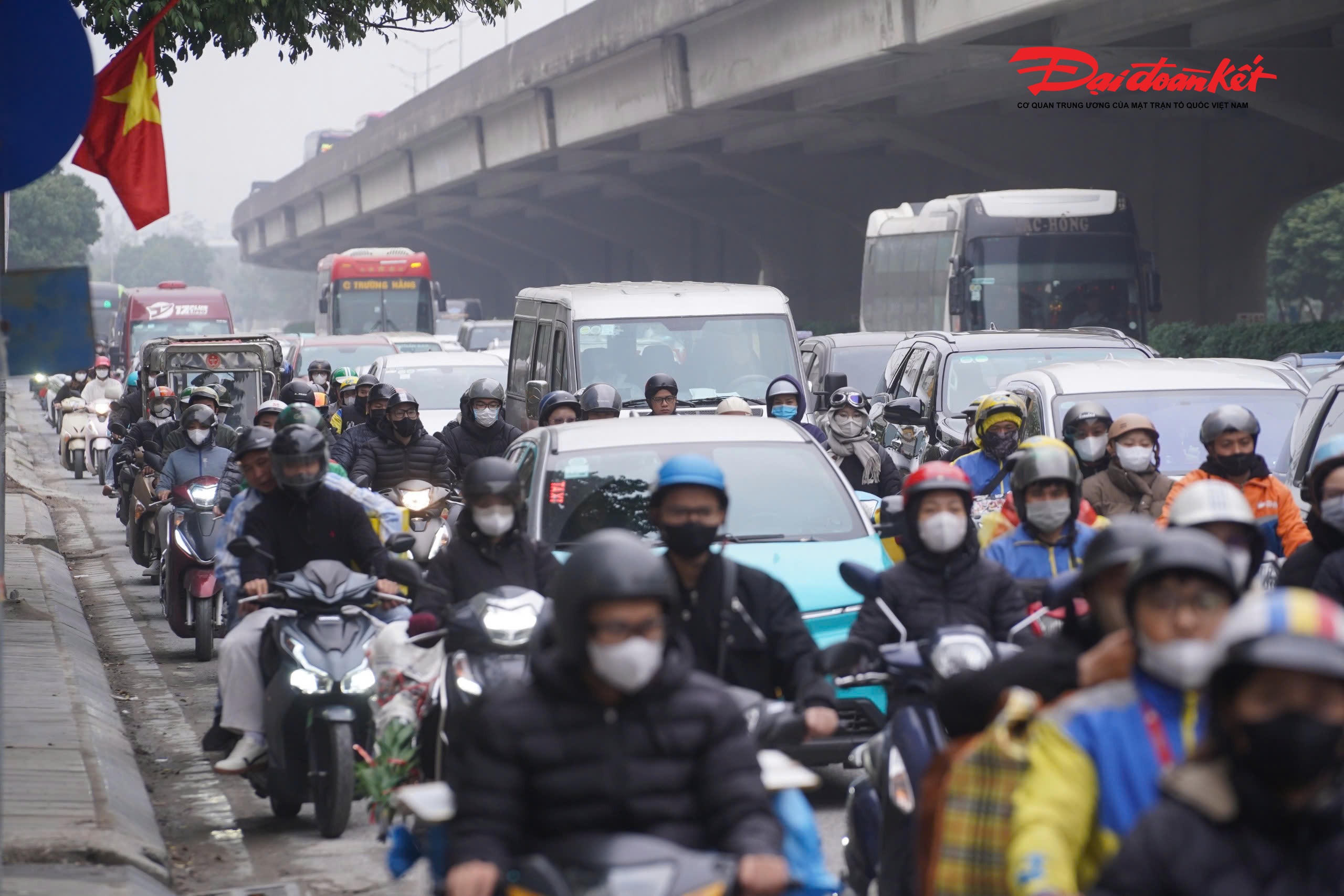 Sáng 13/2 (26 tháng Chạp), ngày làm việc cuối cùng trước kỳ nghỉ Tết kéo dài 9 ngày, người dân rời Hà Nội về quê tăng mạnh. Từ sáng sớm các tuyến đường cửa ngõ Thủ đô đã đông đúc, nhiều người lỉnh kỉnh hành lý, hối hả trở về sum họp cùng gia đình sau một năm xa nhà.