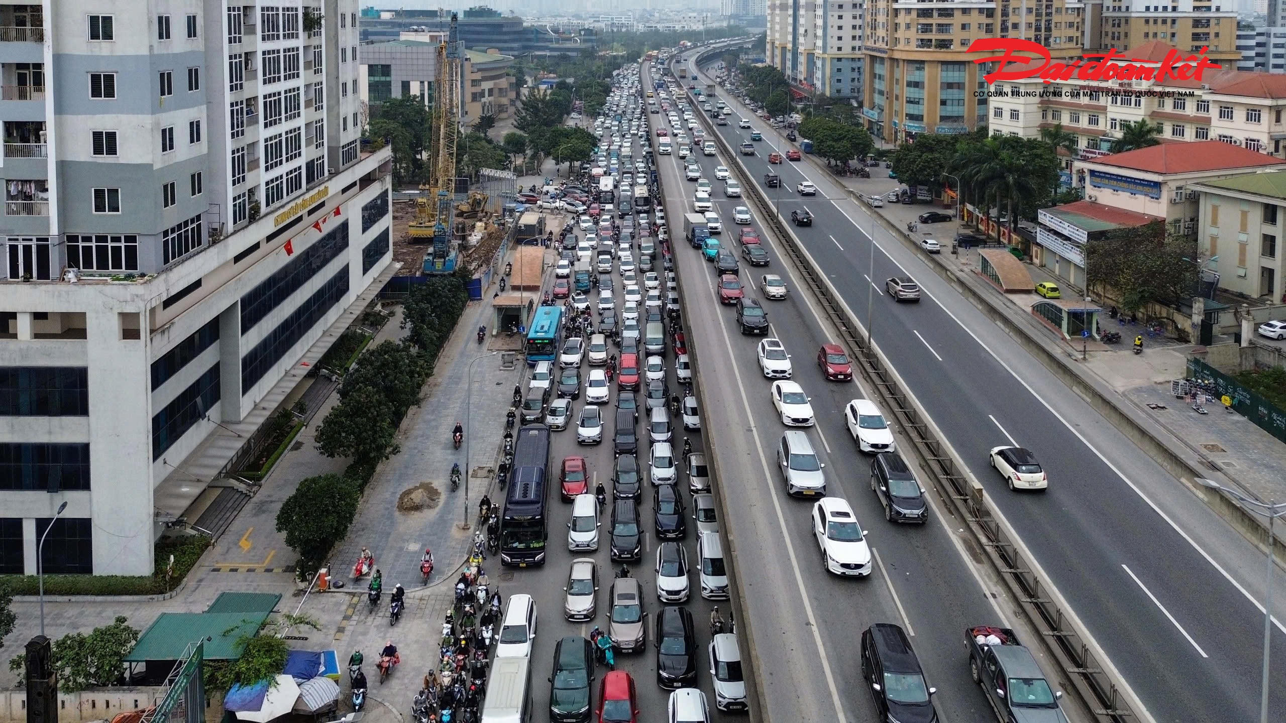 Không chỉ trong khu vực bến xe, các tuyến đường cửa ngõ như Giải Phóng, Phạm Hùng, Khuất Duy Tiến, Vành đai 3… ghi nhận lưu lượng phương tiện tăng mạnh. Nhiều thời điểm, dòng xe di chuyển chậm, ùn ứ cục bộ tại các nút giao lớn.