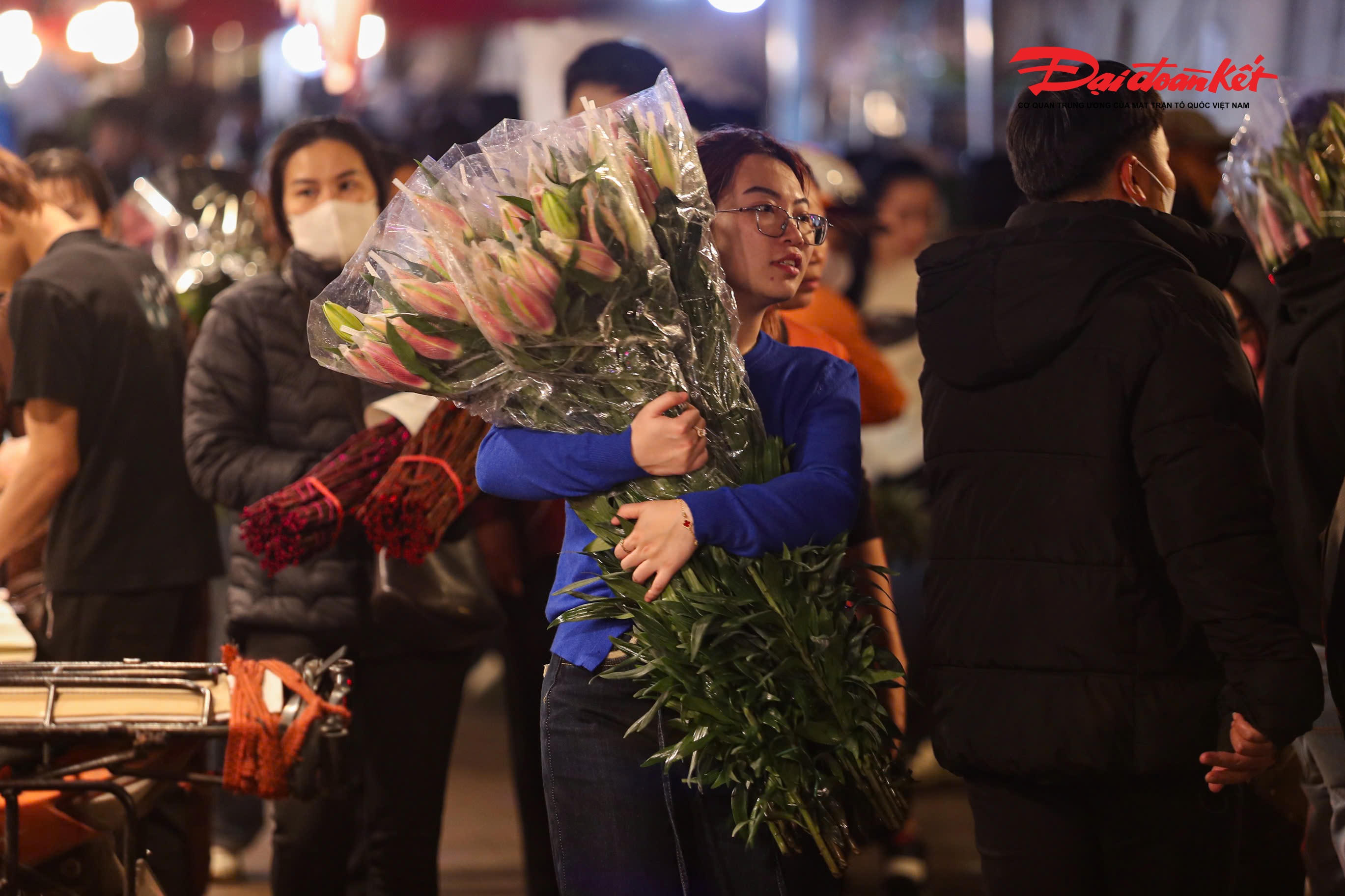 Từ 200.000 – 300.000 đồng/10 cành vào ngày thường, giá hoa ly dịp cận Tết đã tăng mạnh, dao động 400.000 – 900.000 đồng/10 cành.