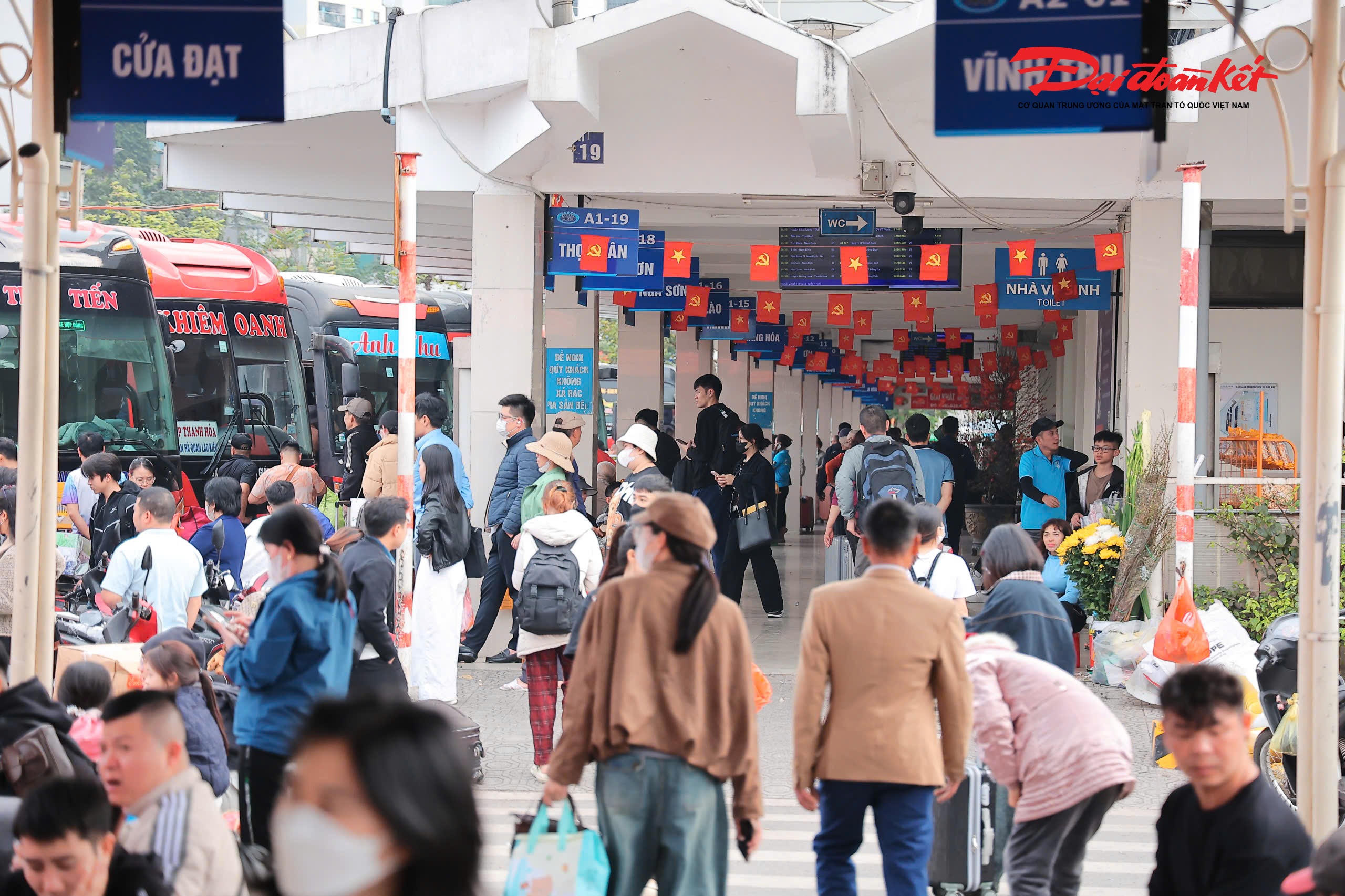 Theo ghi nhận của PV Báo Đại đại kết từng dòng người tay xách nách mang, lỉnh kỉnh quà Tết, vali, thùng xốp… nối dài trước khu vực quầy vé và cửa lên xe. Nhiều gia đình có con nhỏ, sinh viên, công nhân tranh thủ rời thành phố sớm để tránh cao điểm tối, song vẫn không tránh khỏi cảnh đông đúc.