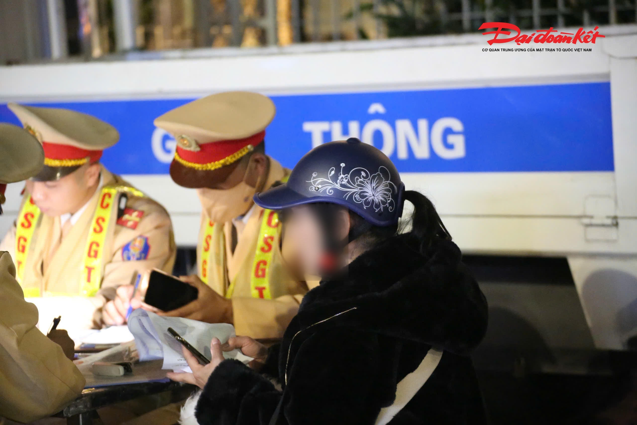 Cụ thể, hồi 21h35, qua kiểm tra người phụ nữ điều khiển xe mô tô BKS 98B2-069xx, lực lượng chức năng xác định nồng độ cồn trong hơi thở ở mức 0,085 mg/L.. 