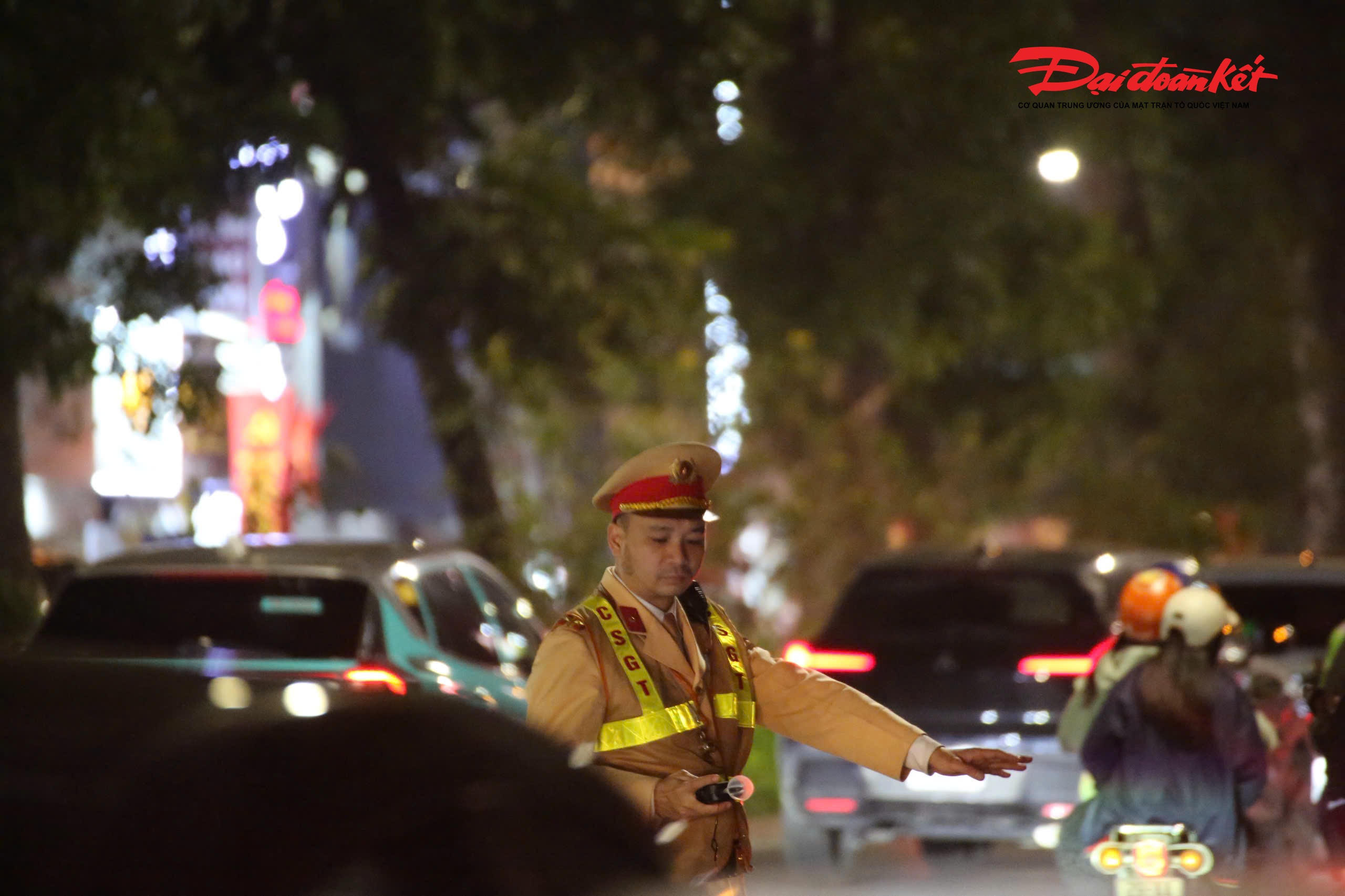 Tương tự, trong tối ngày 13/2 Đội CSGT đường bộ số 2, tổ công tác bố trí lực lượng trên tuyến Kim Mã. Qua kiểm tra gần 300 ô tô, lực lượng chức năng phát hiện 2 trường hợp người điều khiển ô tô vi phạm nồng độ cồn.