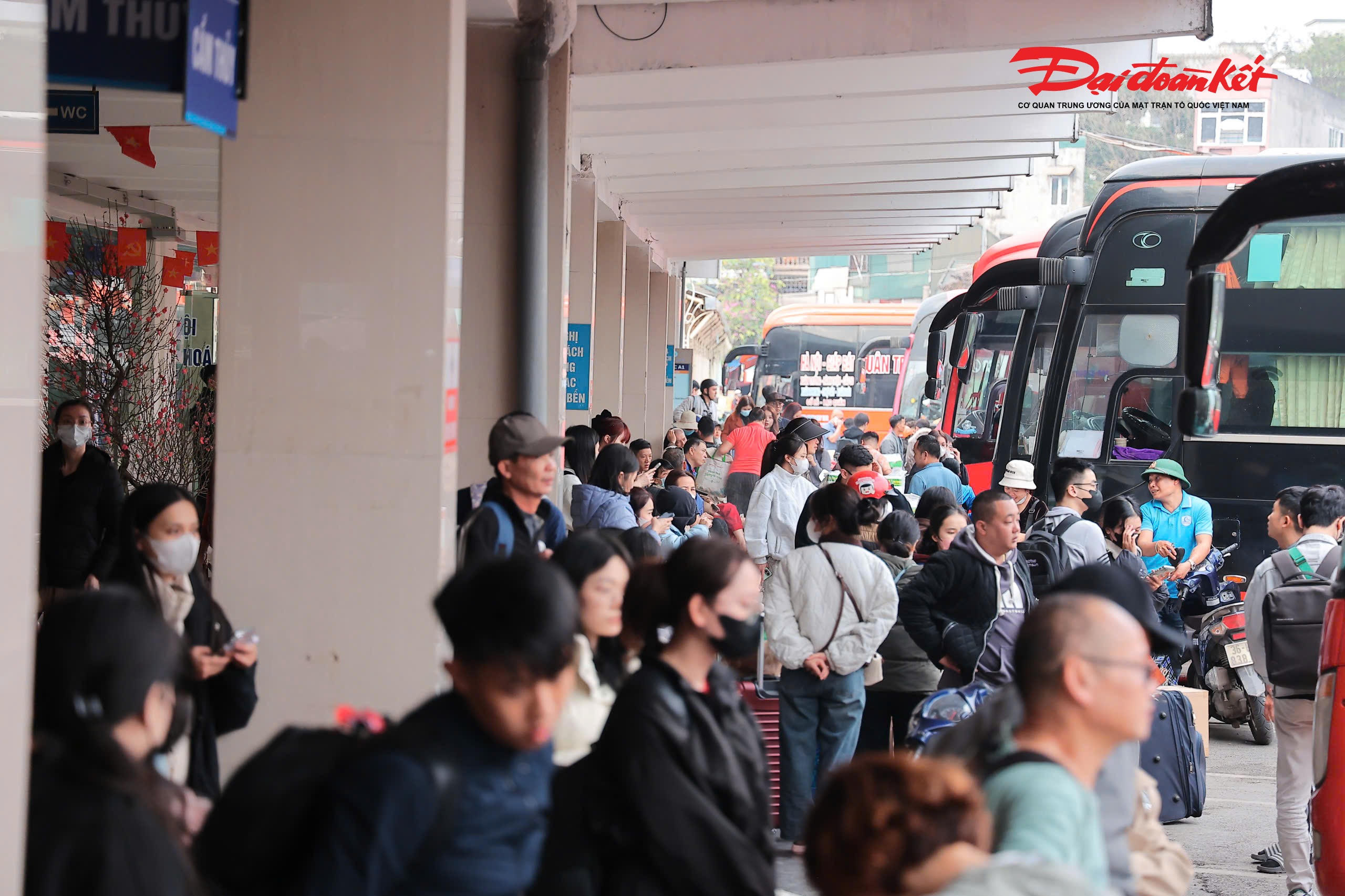 Nhiều người tay xách nách mang, ôm theo túi quà Tết và đủ loại hành lý lỉnh kỉnh, tất bật chuẩn bị cho kỳ nghỉ dài ngày bên gia đình.
