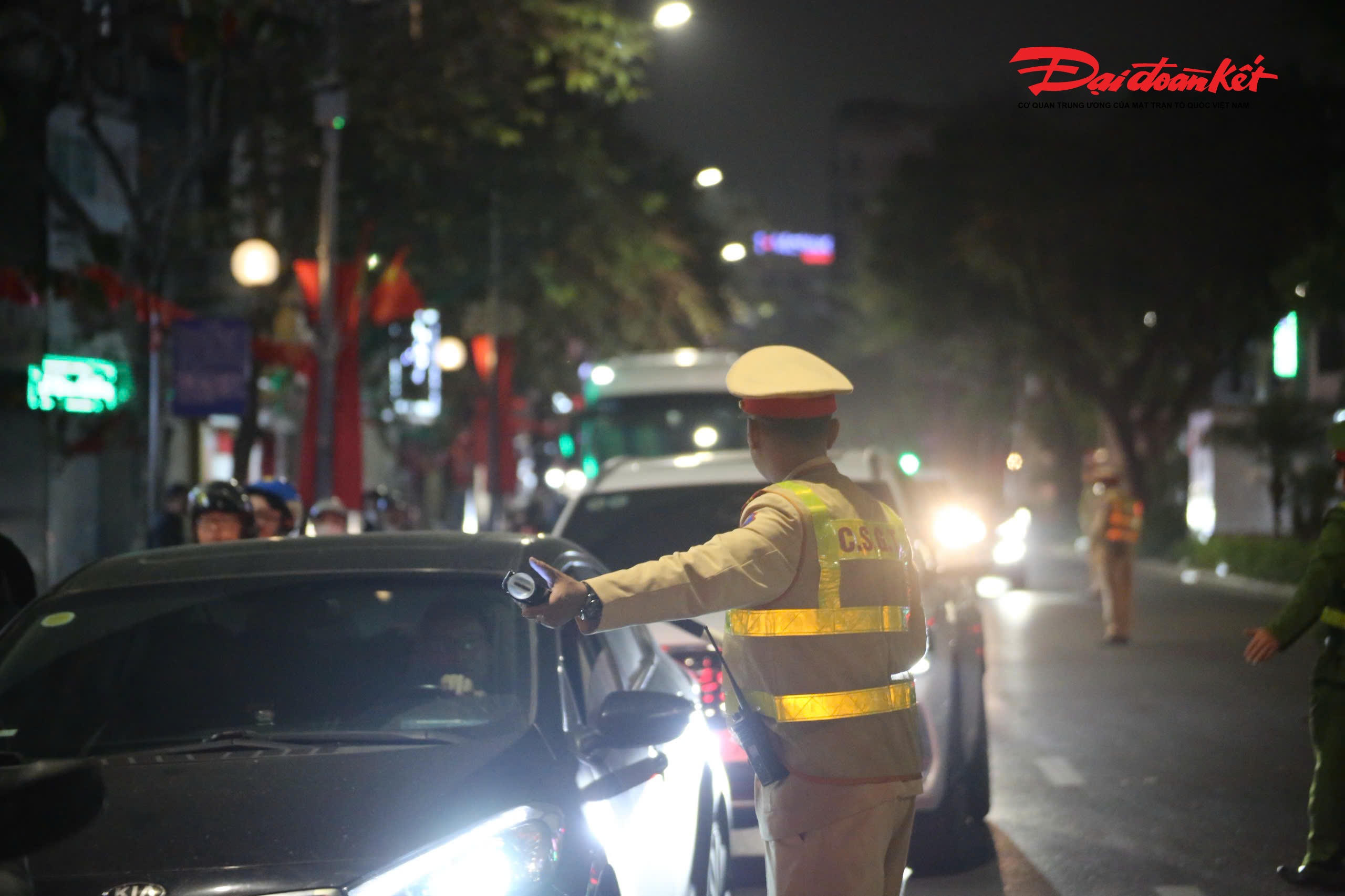 Tiếp đó, khoảng 23h cùng ngày, tổ công tác tiếp tục phát hiện anh C.V.H (sinh năm 1970, trú tại Phú Thọ) điều khiển ô tô Mercedes BKS 28A-063xx vi phạm nồng độ cồn ở mức 0,347 mg/L khí thở.