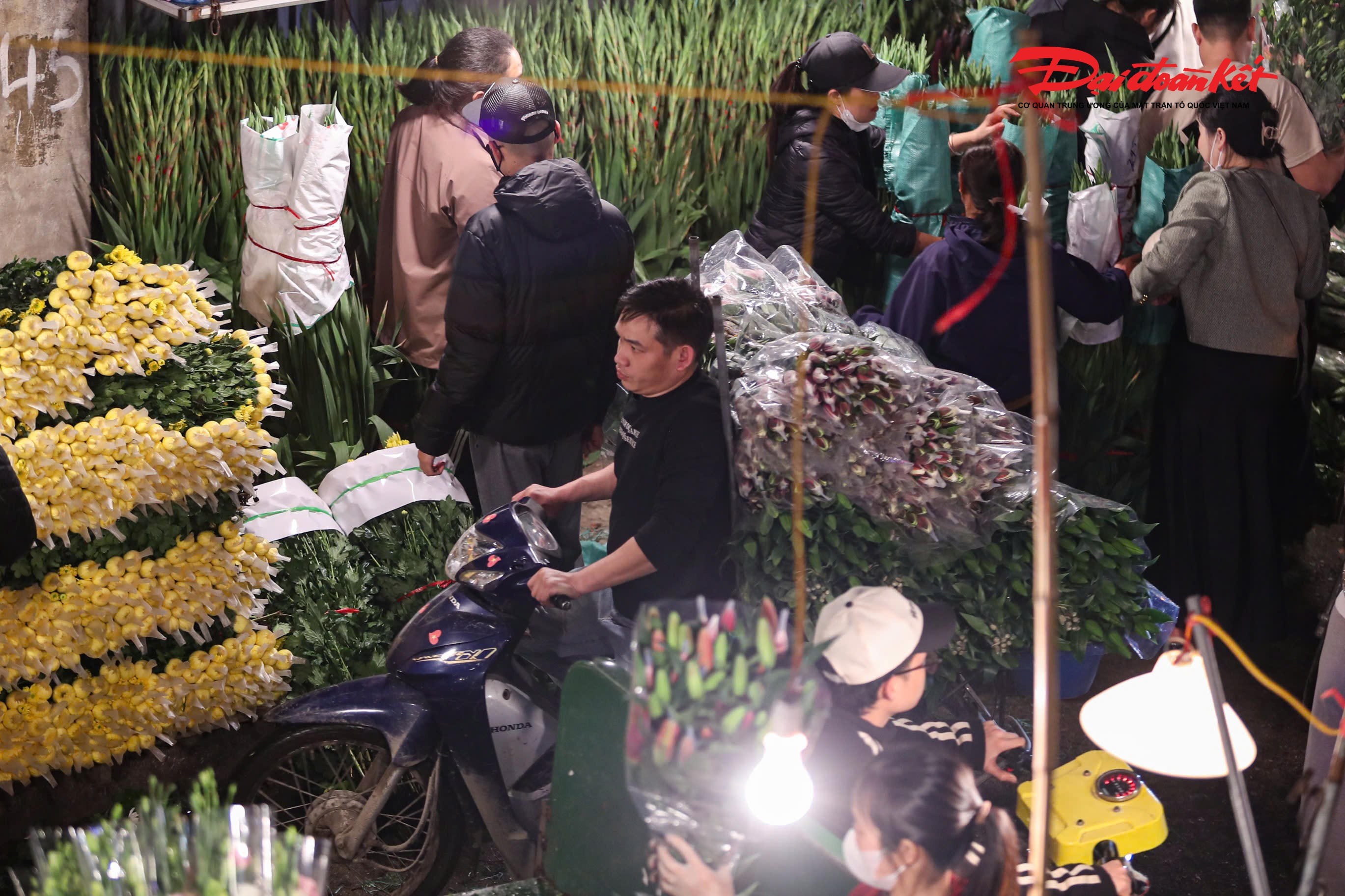 Theo các tiểu thương, giá nhiều loại hoa dịp này có tăng nhưng vẫn ở mức hợp lý. Tuy nhiên, do lượng khách quá đông, người mua khó có thể lựa chọn kỹ càng như ngày thường.