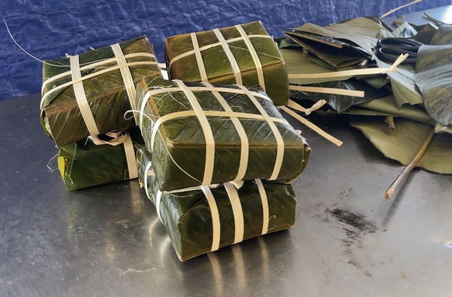 Thành quả là những chiếc bánh thơm hương, mang tới cảm giác thân thuộc với cán bộ chiến sĩ, người dân ở nhà giàn DK1 ngoài khơi thềm lục địa phía Nam. Ảnh: Đoàn Xá.