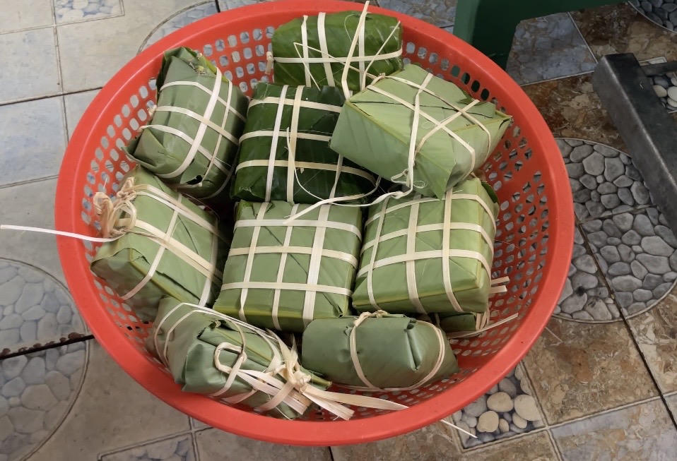 Thành quả là những bánh chưng xanh thân quen thuộc dịp tết cổ truyền. Ảnh: Đoàn Xá.