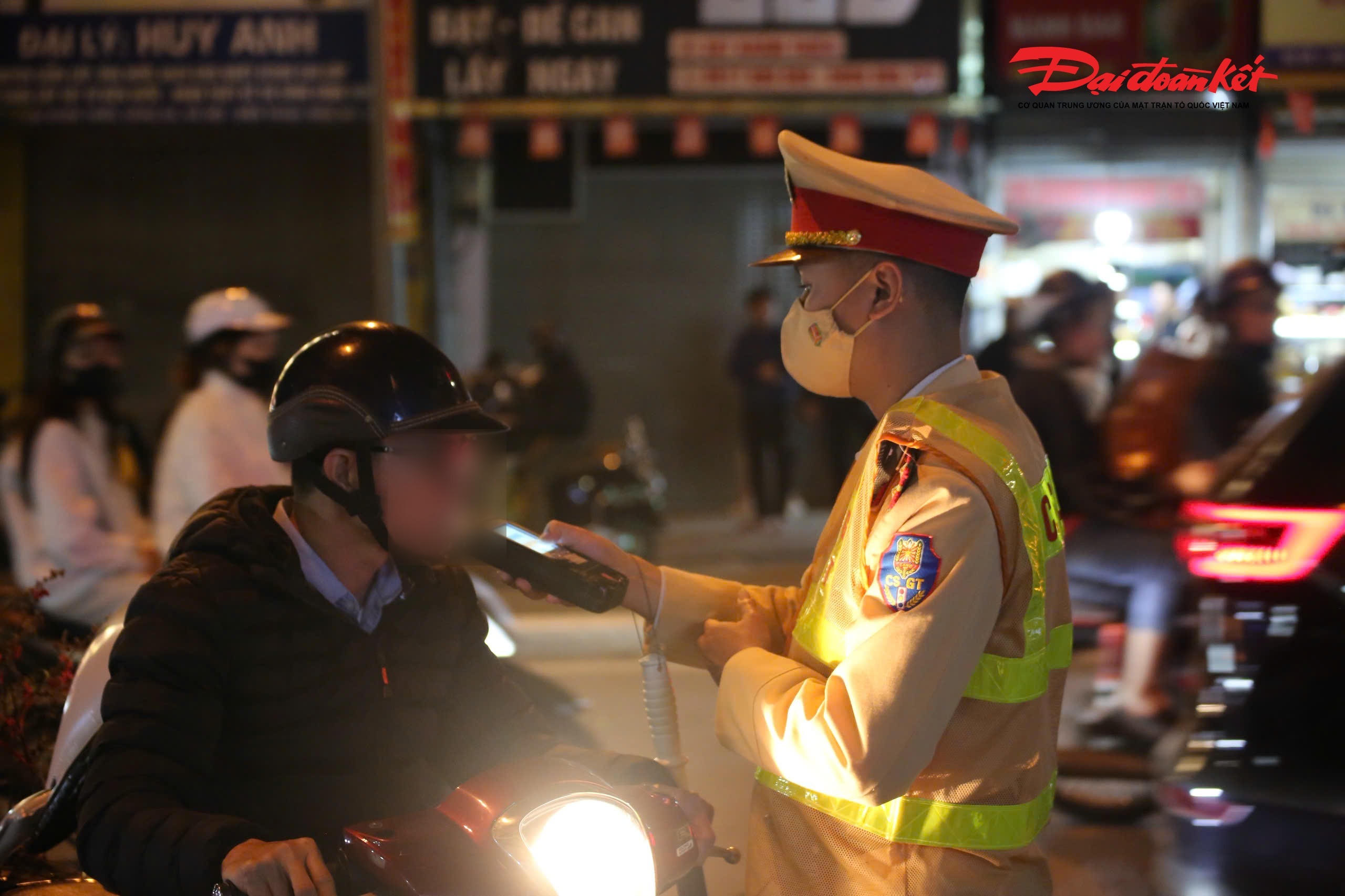 Cùng thời điểm trên, tại tuyến đường Khâm Thiên (địa bàn phường Văn Miếu – Quốc Tử Giám), Đội CSGT đường bộ số 3 cũng tổ chức kiểm soát nồng độ cồn đối với cả người điều khiển ô tô và xe máy.&nbsp;