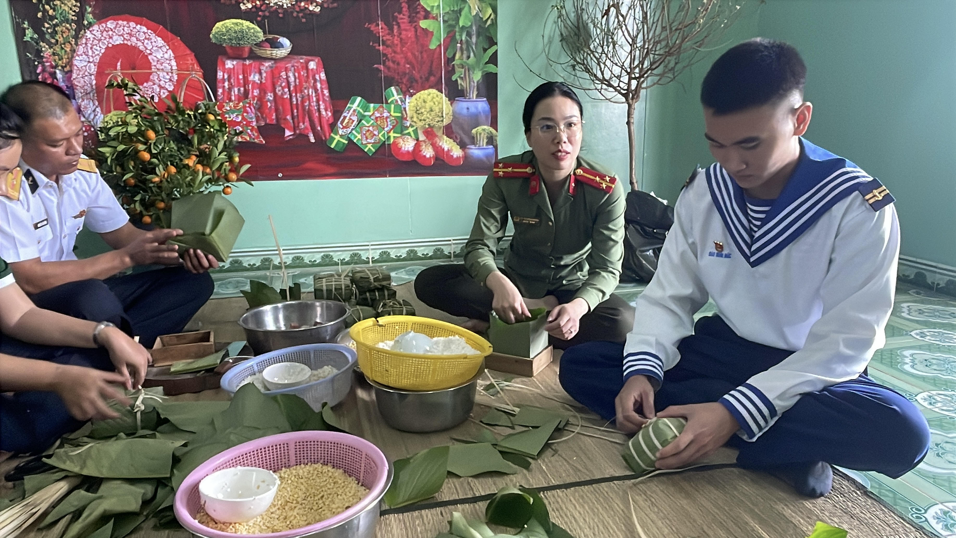 Trong không khí náo nức mùa xuân về, những gạo nếp, đậu xanh, lá dong... được chuẩn bị để gói bánh chưng. Ảnh: Đoàn Xá.
