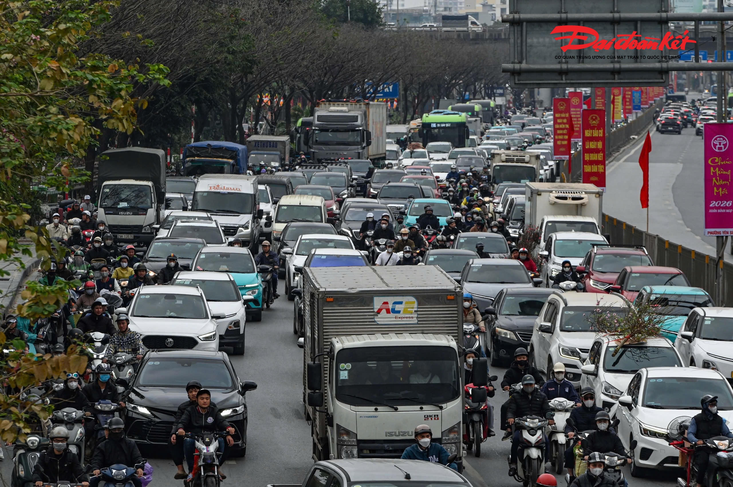 Trên đường Giải Phóng, dòng phương tiện ken đặc, nối dài di chuyển chậm chạp trong giờ cao điểm người dân rời thành phố về quê nghỉ Tết.. 
