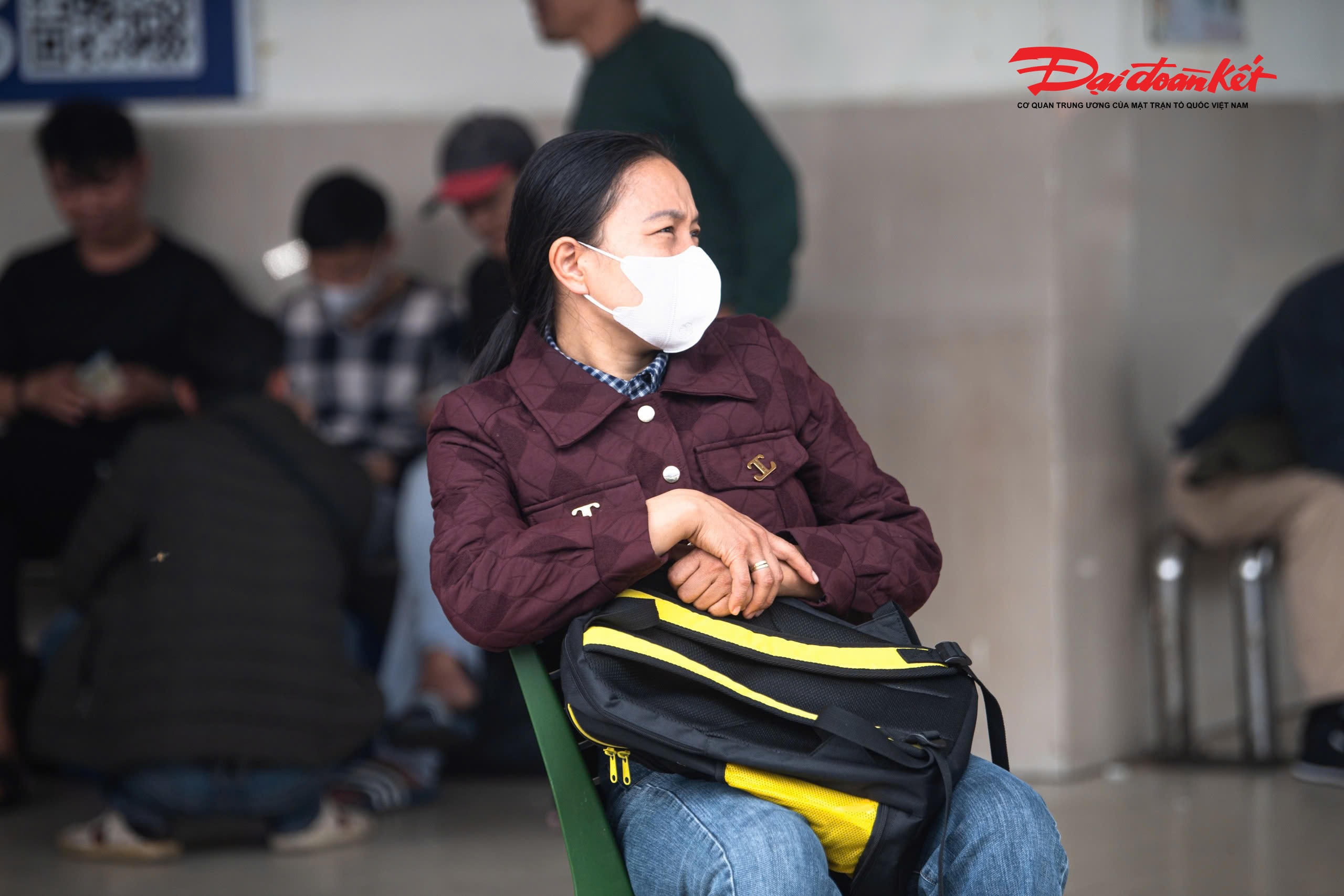 Nhiều hành khách ngồi ghế đợi đến giờ lên xe trở về quê sum họp dịp Tết.