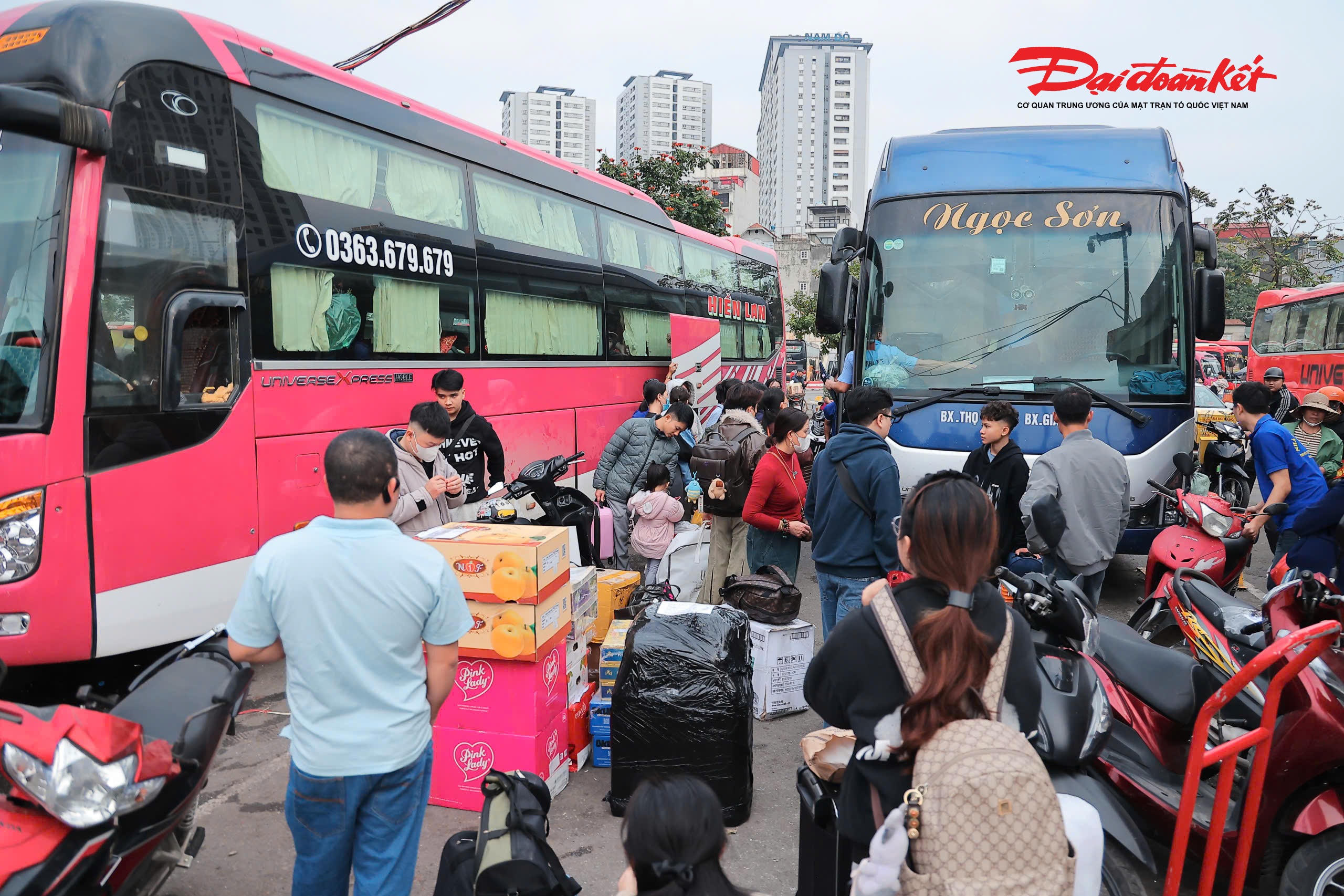 “Năm nào cũng vậy, cứ đến chiều cuối năm là bến xe đông nghịt. Ai cũng mong về nhà sớm để kịp bữa cơm tất niên”, anh Huy chia sẻ.