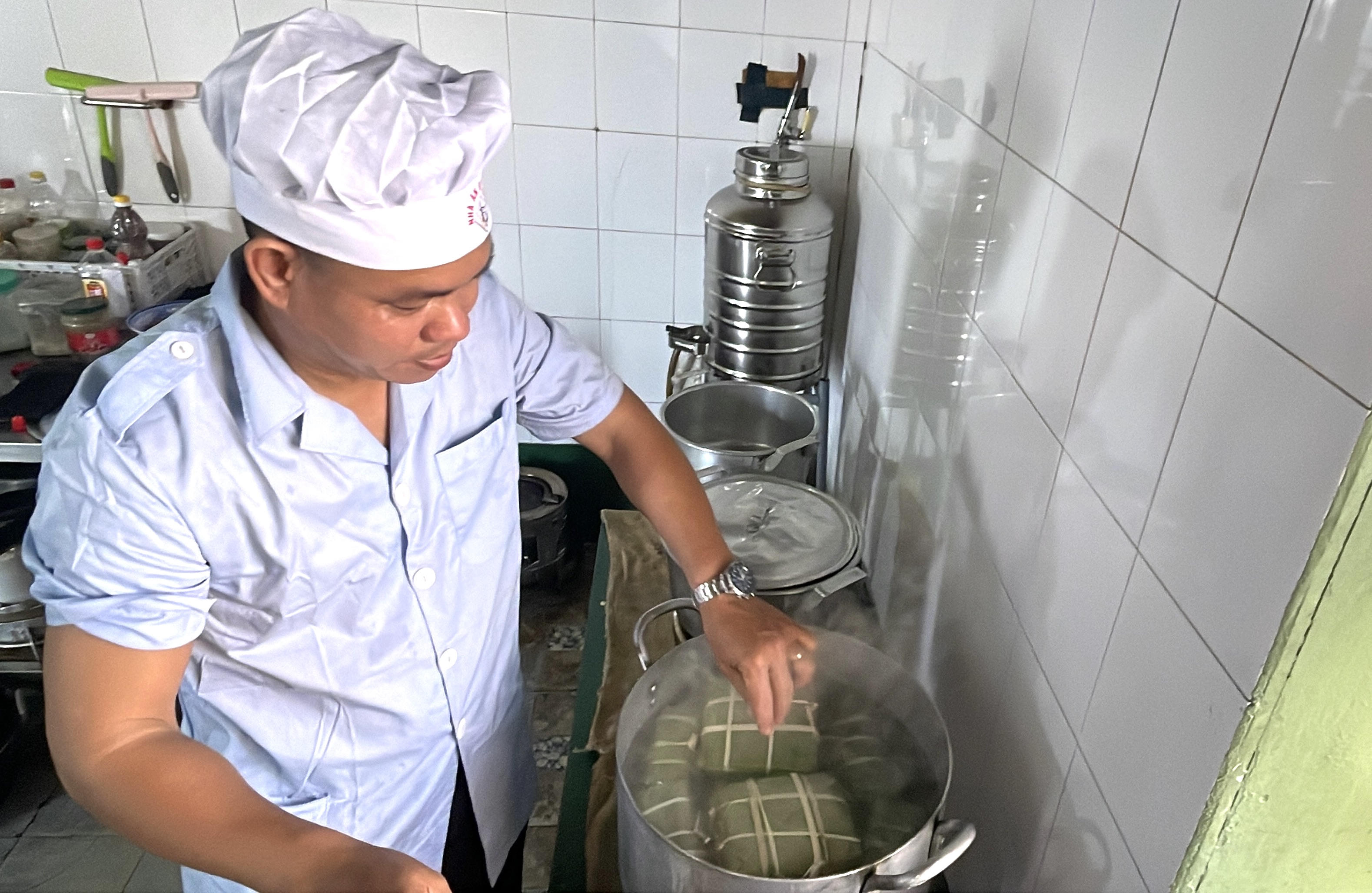 Luộc bánh chưng xanh giữa biển khơi. Do điều kiện nên các cán bộ chiến sĩ, người dân luộc bánh bằng bếp ga. Ảnh: Đoàn Xá.