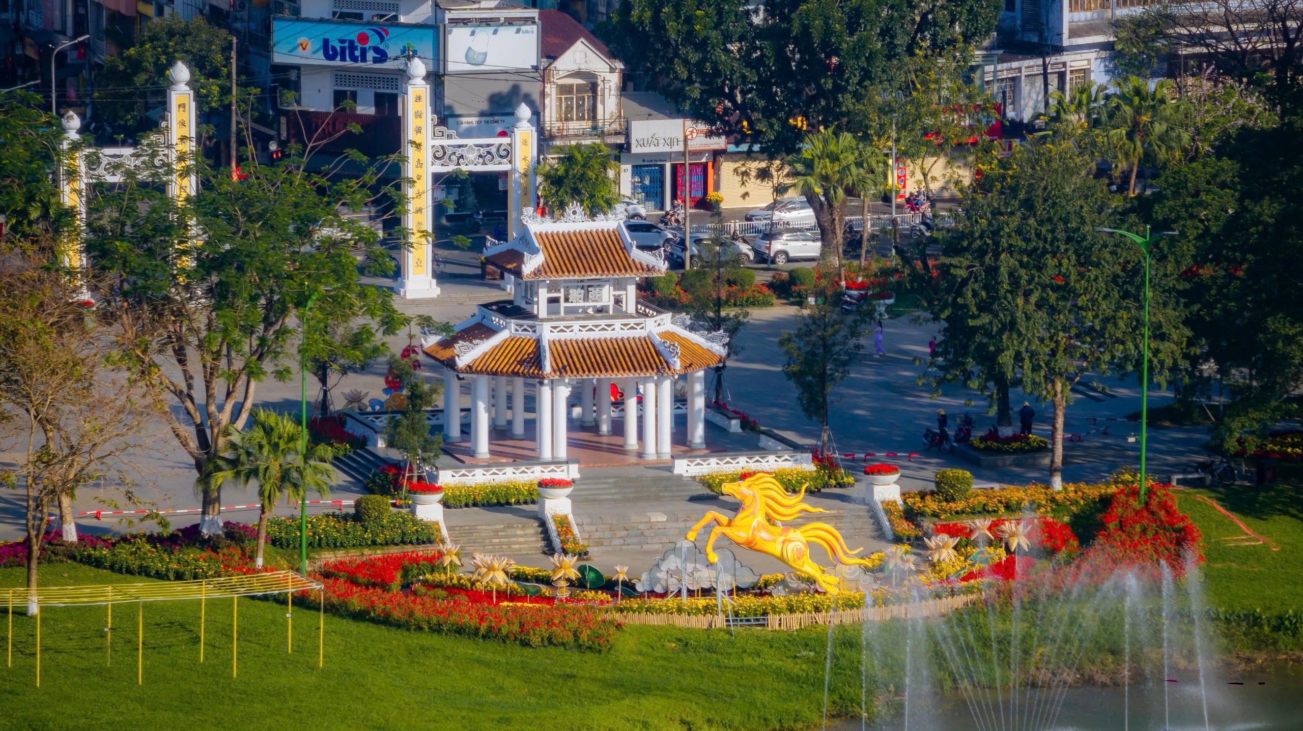 Trong khi đó, ở&nbsp;bờ bắc sông Hương, linh vật ngựa vàng trong tư thế “phi thiên” được đặt bên dòng sông, mang cảm hứng từ hình tượng Ngựa Gióng và Long Mã trong văn hóa truyền thống. Tư thế bay vút thể hiện khí phách hiên ngang, khát vọng vươn lên và sức mạnh bứt phá.&nbsp;Ảnh: Đ.H.