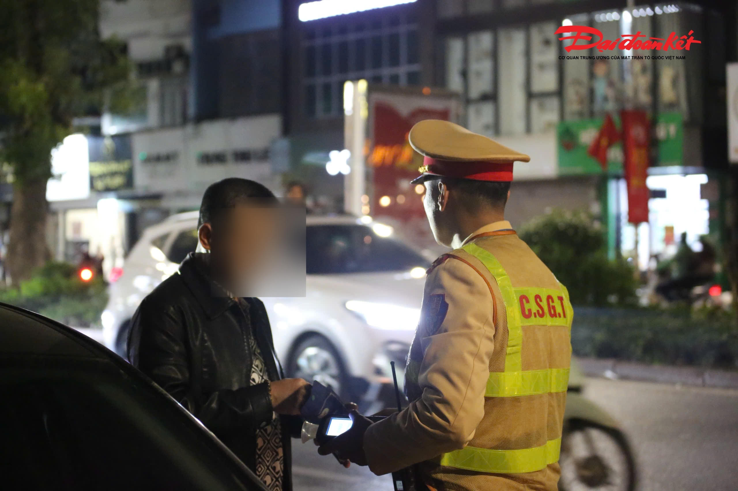 Các trường hợp vi phạm nồng độ cồn đều bị lực lượng CSGT lập biên bản xử lý theo quy định, đồng thời tạm giữ, niêm phong phương tiện. Việc xử lý nghiêm nhằm nâng cao ý thức chấp hành pháp luật của người tham gia giao thông, đặc biệt trong dịp cận Tết khi nhu cầu gặp gỡ, liên hoan tăng cao.