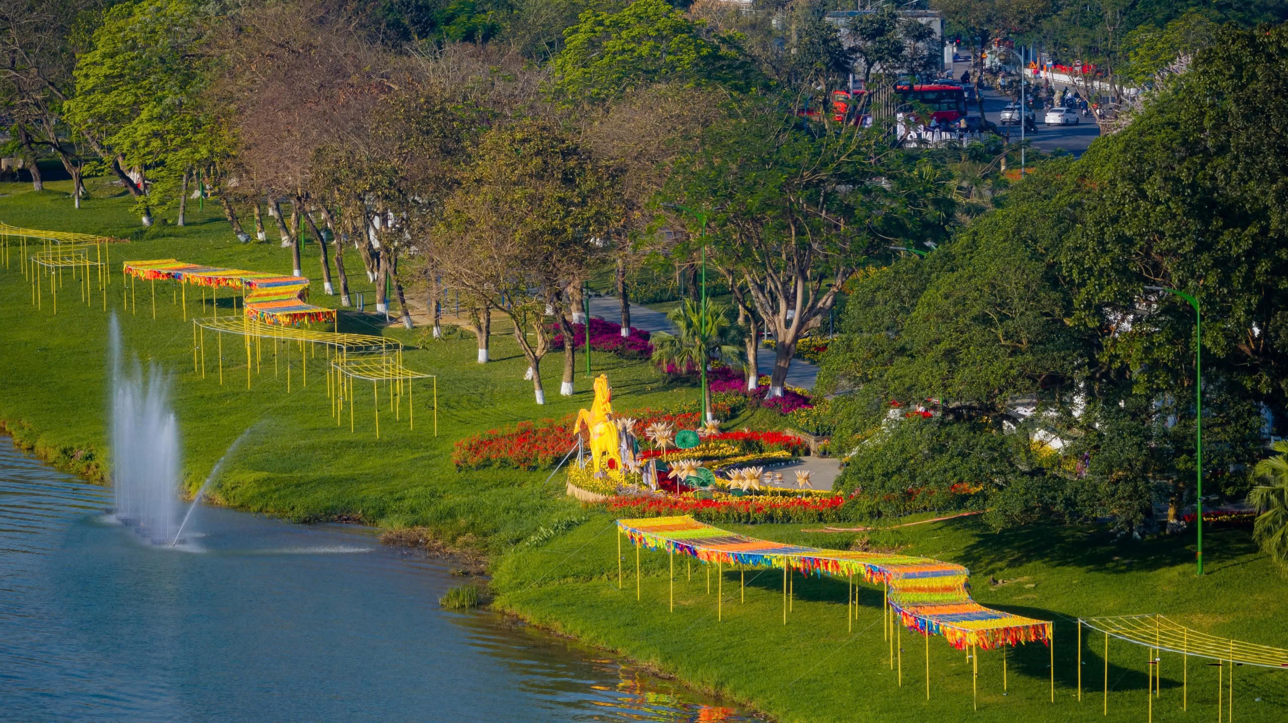 Hai bên bờ sông Hương được trang trí rất đẹp, là điểm đến của người dân và du khách trước và trong Tết Nguyên đán.&nbsp;Ảnh: Đ.H.