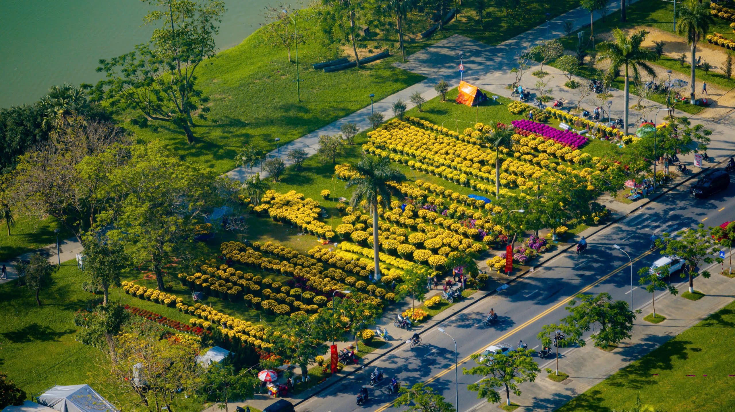 Các chợ hoa góp phần tạo thêm điểm nhấn cho không gian đô thị trong những ngày Tết. Ảnh: Đ.H.