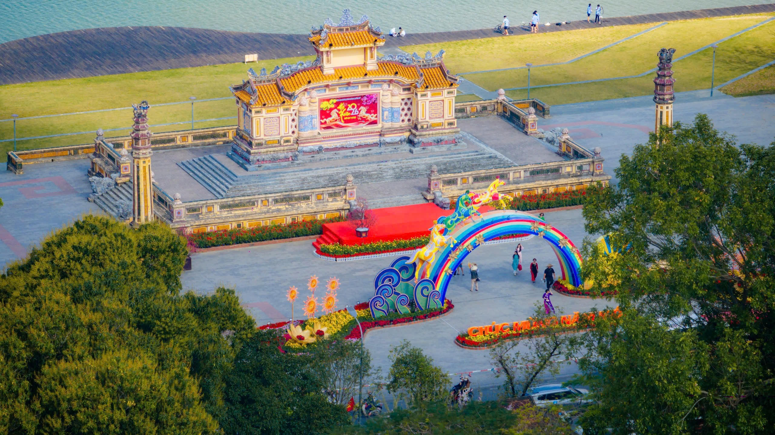 Tại khu vực Bia Quốc học Huế, cổng chào xuân với hình tượng 3 chú ngựa vươn mình vượt cổng. Ba chú ngựa tung vó biểu trưng cho tam phúc Phúc – Lộc – Thọ, đồng thời mang thông điệp “Mã đáo thành công”, gửi gắm kỳ vọng về một năm mới khởi sắc và thịnh vượng. Khu vực này nhanh chóng trở thành điểm dừng chân quen thuộc của người dân và du khách khi du xuân, chụp ảnh kỷ niệm.&nbsp;Ảnh: Đ.H.