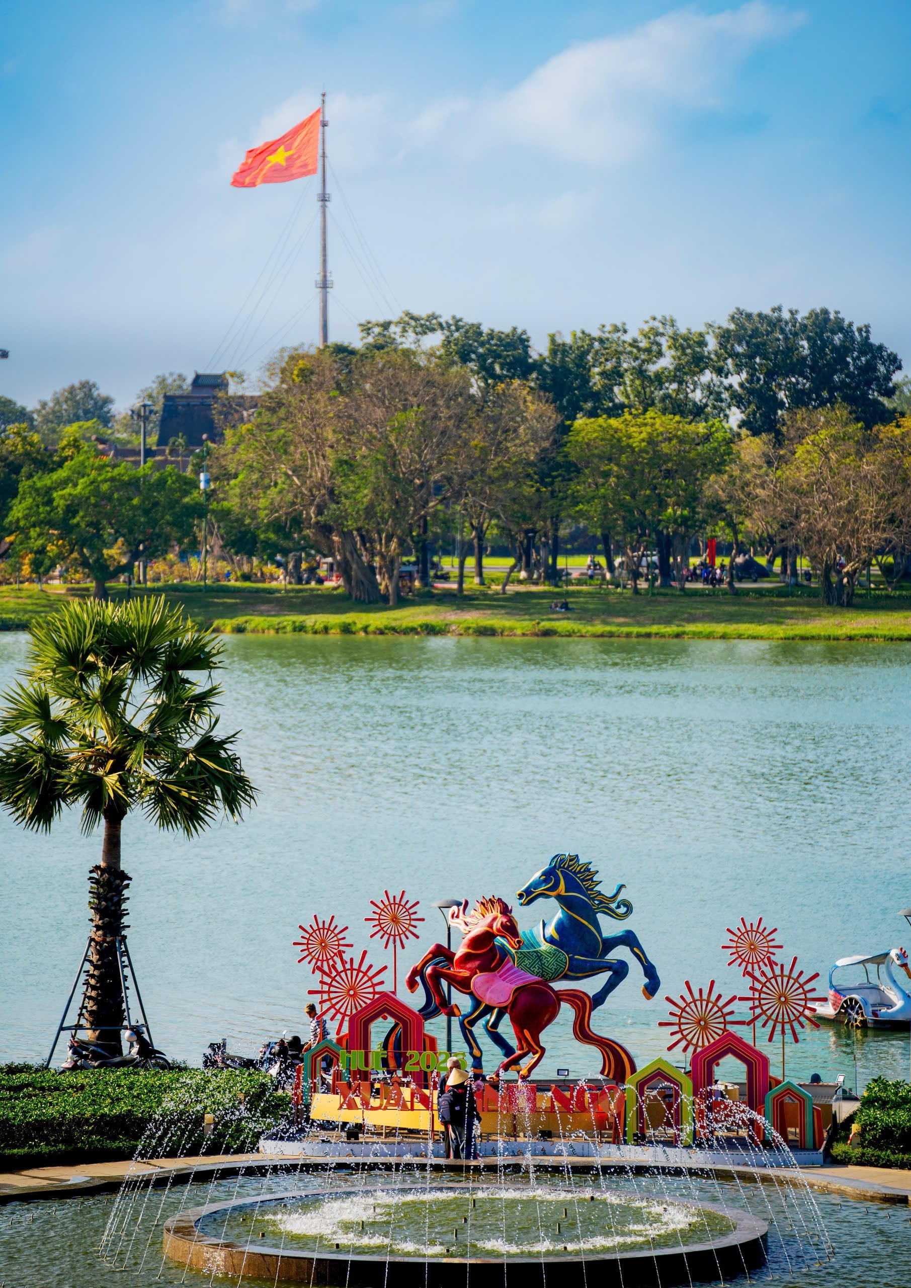 Theo đơn vị thiết kế, màu sắc của linh vật song mã mang nhiều tầng ý nghĩa. Màu đỏ tượng trưng cho khởi vận, tài lộc và sinh khí mới; trong khi sắc lam thể hiện sự bình an, bền chí và chiều sâu nội lực. Đồng thời trở thành điểm check-in được nhiều người dân tìm đến trong những ngày cận Tết.&nbsp;Ảnh: Đ.H.