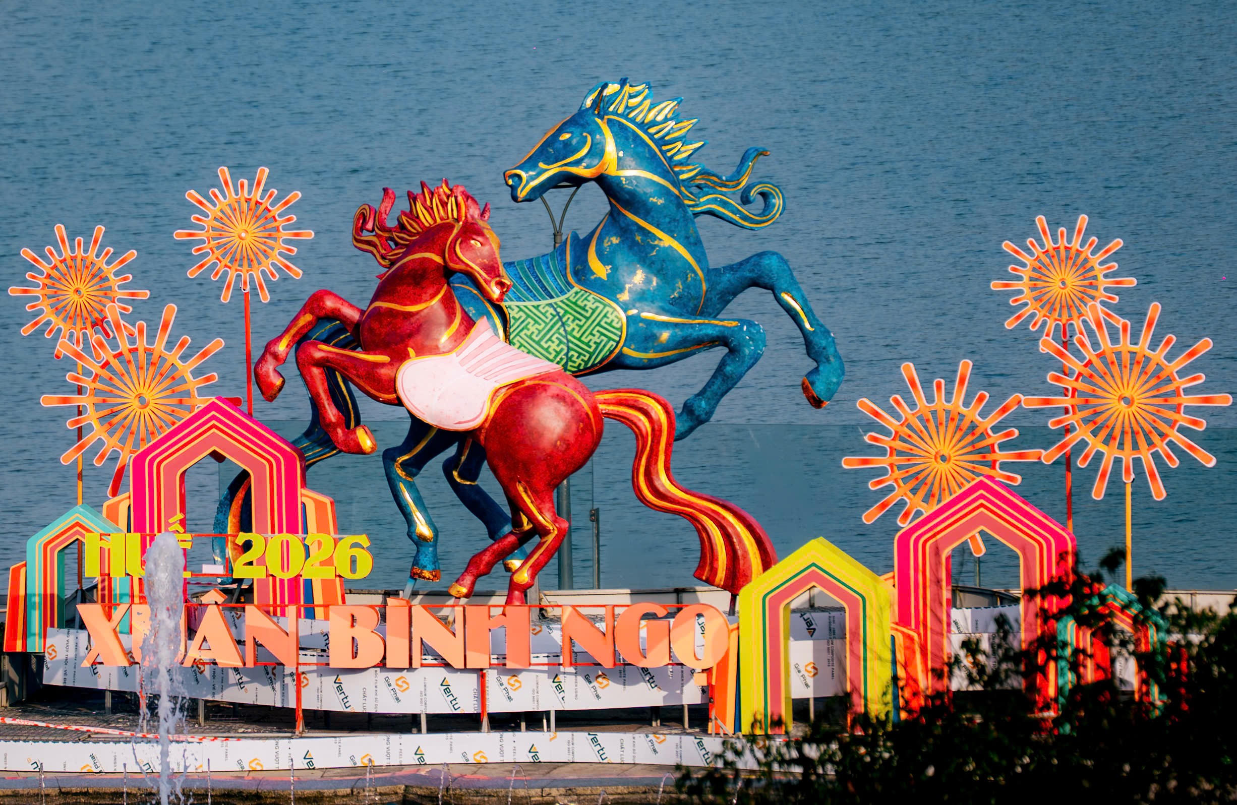 Tại khu vực đài phun nước trước trụ sở UBND thành phố Huế, hai chú ngựa được tạo hình đối xứng, hướng về nhau theo triết lý âm dương hài hòa. Xung quanh linh vật, hàng trăm chậu hoa được bố trí khéo léo, tạo nên một không gian tràn đầy sắc xuân.&nbsp;Ảnh: Đ.H.