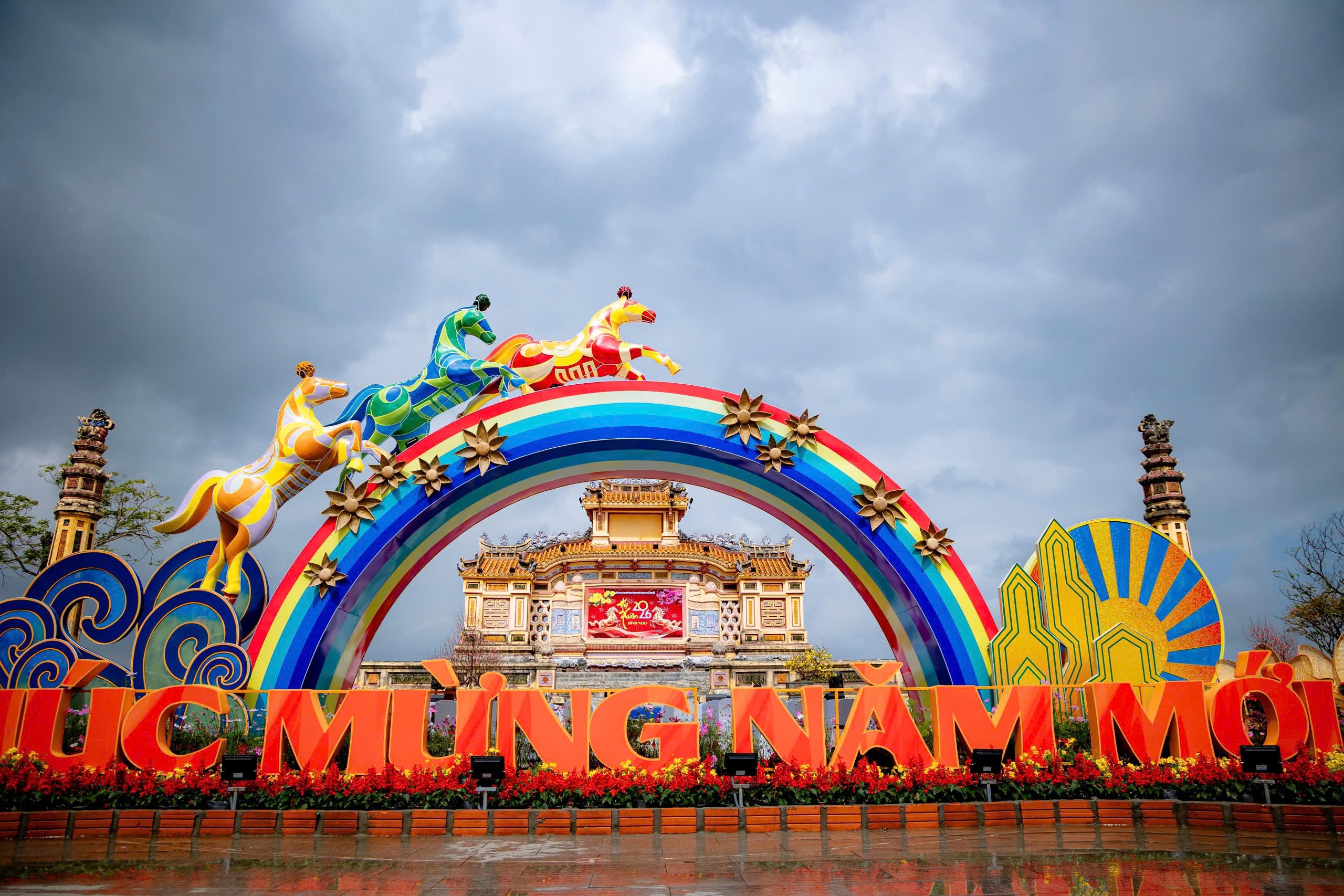 Năm nay không
gian Hội Xuân Huế Tết Bính Ngọ 2026 mở rộng sang hai bờ sông Hương, được tổ
chức thành ba khu vực chính gồm trục đường Lê Lợi, khu vực đình Thương Bạc và
cửa Thượng Tứ, tạo nên một tổng thể lễ hội liên hoàn, gắn kết hài hòa giữa di sản,
cảnh quan và nhịp sống đô thị.&nbsp;Ảnh: Đ.H.