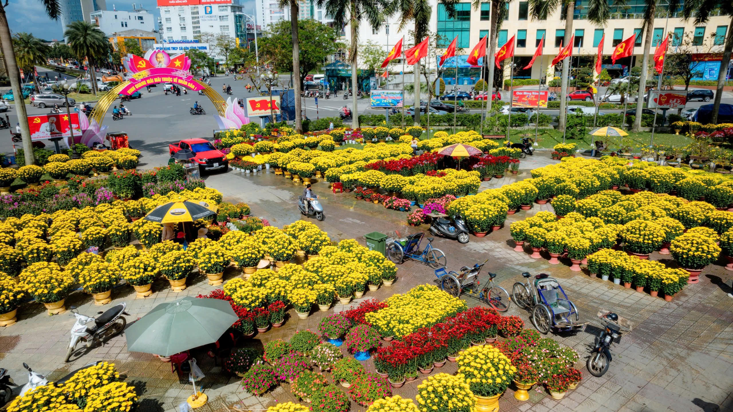 Chợ hoa xuân tạo nên không gian rực rỡ sắc màu.Ảnh: Đ.H.