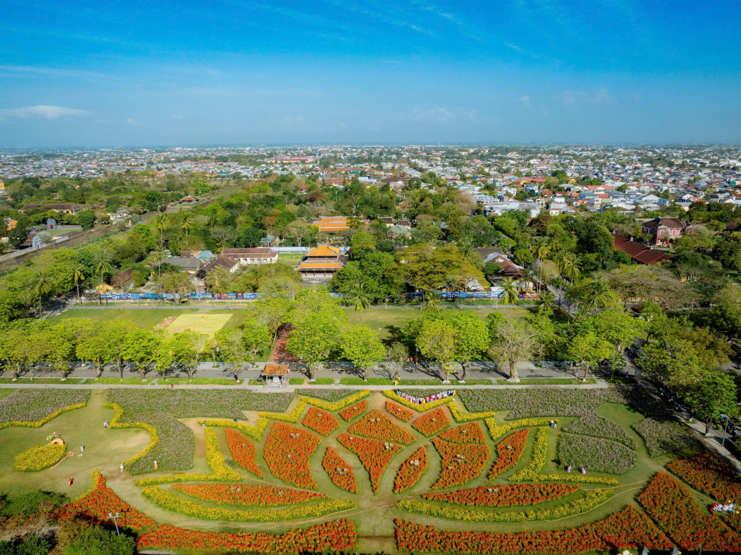 Ngoài khu vực hai bờ sông Hương, không gian hoa xuân còn lan tỏa vào các khuôn viên bên trong Đại nội Huế, tạo nên sự kết nối hài hòa giữa cảnh quan đô thị và di sản. Tại sân Hàm Nghi trước di tích Quốc Tử Giám, hơn 55.000 chậu hoa được sắp xếp thành hình hoa sen khổng lồ, biểu tượng của sự thanh cao và tinh khiết. Mỗi ngày, khu vực này thu hút đông đảo người dân đến tham quan, chụp ảnh và cảm nhận không khí xuân giữa không gian lịch sử.&nbsp;Ảnh: Đ.H.