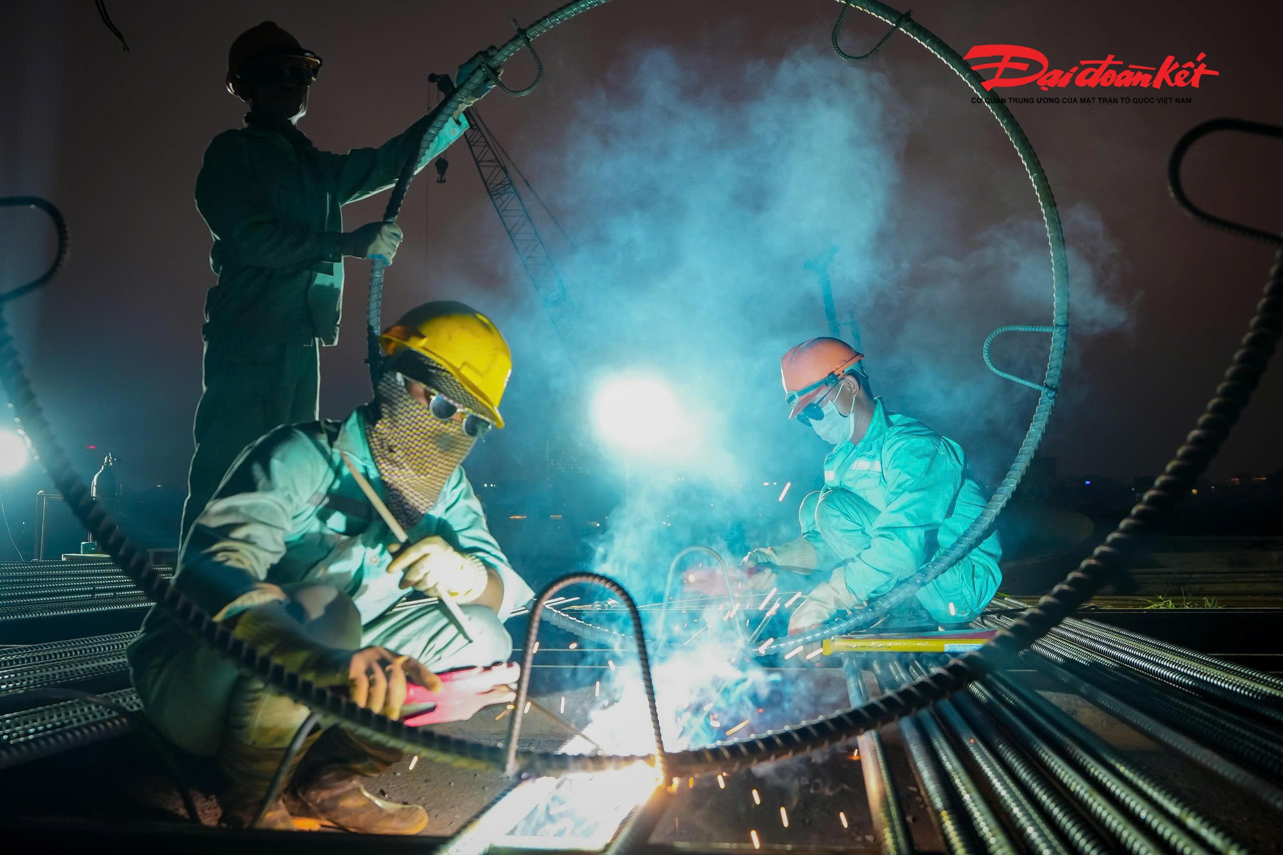 Xét về vị trí địa lý, cầu Trần Hưng Đạo được xem là một trong những cây cầu trung tâm bậc nhất Hà Nội, giữ vai trò quan trọng trong việc kết nối hai bờ sông Hồng và giảm tải áp lực giao thông cho cầu Vĩnh Tuy, cầu Chương Dương. Trước ý nghĩa đặc biệt của công trình, chủ đầu tư Sun Group cùng các nhà thầu đã dồn toàn lực thi công với tinh thần “vượt nắng, thắng mưa”, “làm ngày không đủ tranh thủ làm đêm”, quyết tâm bảo đảm tiến độ và chất lượng dự án.