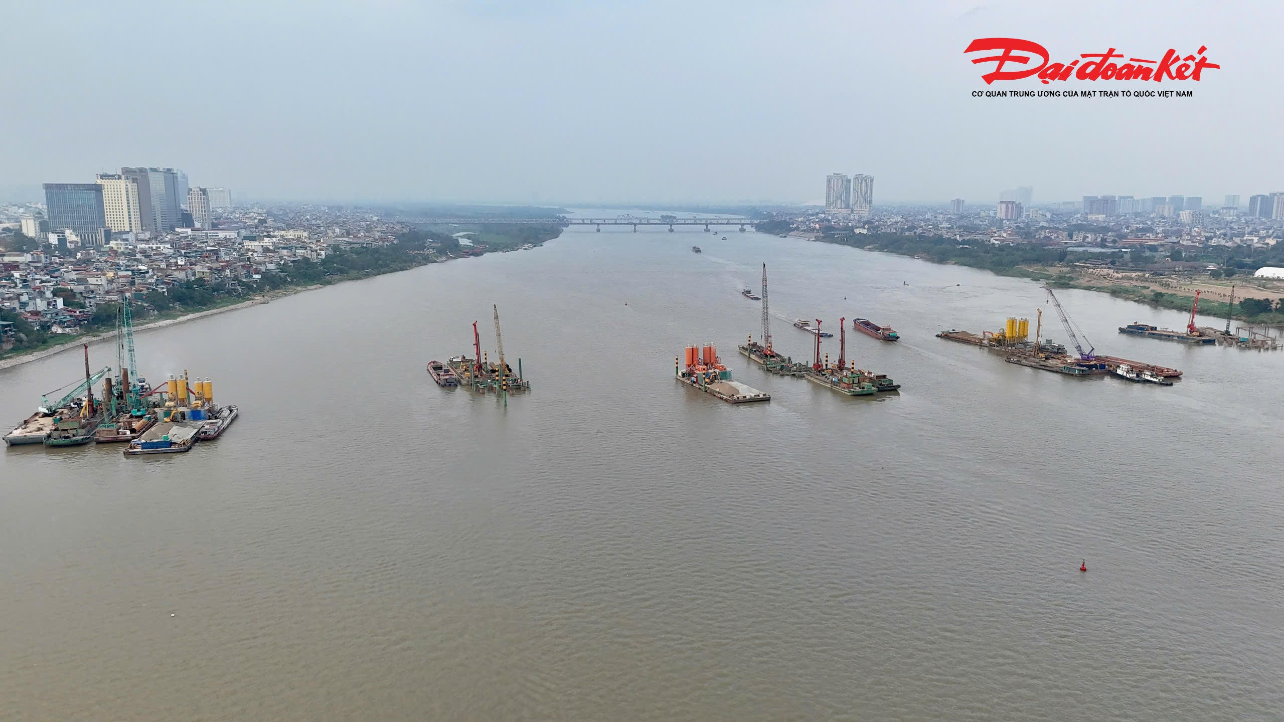 Cầu Trần Hưng Đạo là 1 trong số 7 cầu vượt sông Hồng được khởi công trong năm 2025 (gồm cầu Hồng Hà, Mễ Sở, Tứ Liên, Ngọc Hồi, Vân Phúc, Trần Hưng Đạo và Thượng Cát). Đây đều là những “mảnh ghép” đặc biệt, vừa góp phần phân bổ lại mật độ dân cư 2 bên bờ sông Hồng, giảm áp lực giao thông cho khu vực trung tâm, vừa giảm tải cho các cầu hiện hữu.