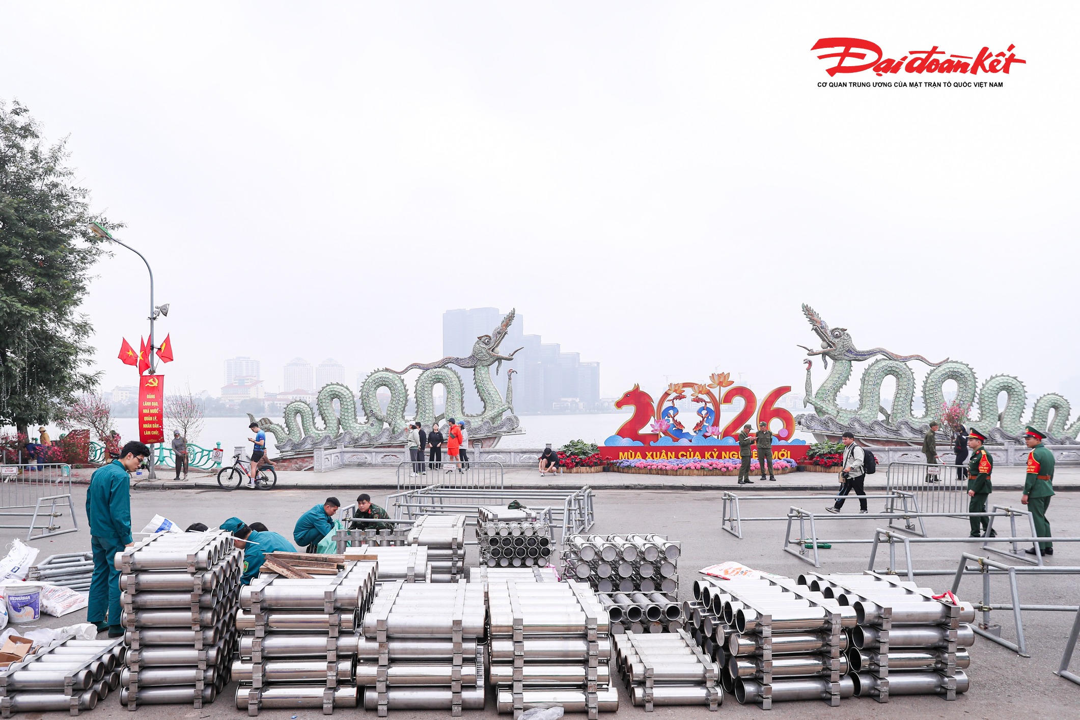 Năm nay, Hà Nội tổ chức 34 điểm bắn pháo hoa trải rộng khắp các quận, huyện, thị xã. Trong đó có cả các trận địa tầm cao và tầm thấp, nhằm phục vụ đông đảo người dân ở nhiều khu vực khác nhau. Ngay từ sáng 15/2, các xe chuyên dụng chở pháo hoa và thiết bị kỹ thuật đã có mặt tại các điểm bắn, lực lượng quân đội và các đơn vị liên quan nhanh chóng triển khai công việc.