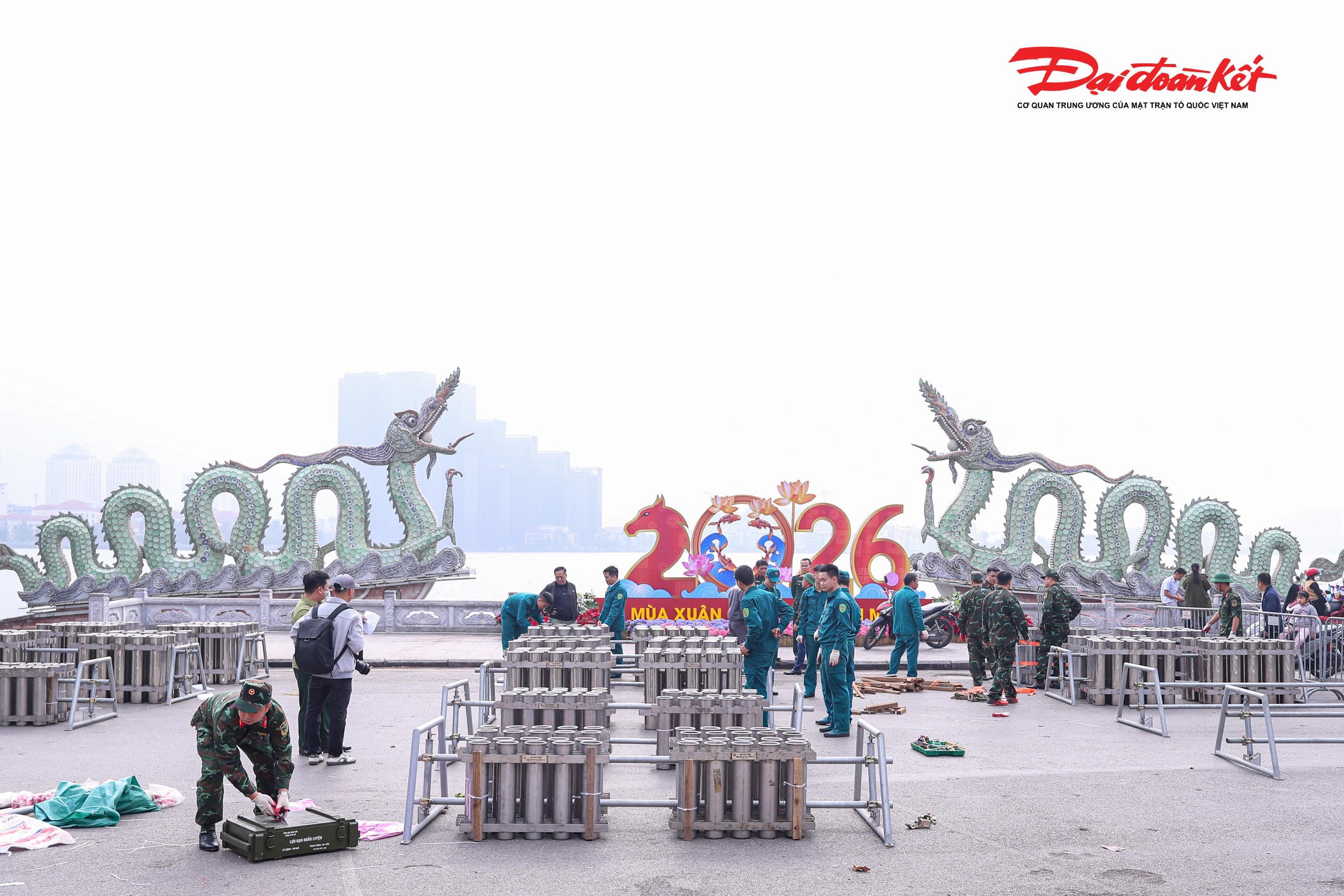 Theo Thượng tá Nguyễn Đình Thắng, điểm mới trong dịp này là tại khu vực hồ Tây sẽ trình diễn bổ sung 30 giàn pháo hoa hỏa thuật, hứa hẹn mang đến màn trình diễn đặc sắc hơn cho người dân và du khách. Lực lượng chức năng cũng sẽ tăng cường kiểm tra, siết chặt công tác bảo đảm an ninh, an toàn, triển khai đồng bộ các biện pháp nghiệp vụ nhằm bảo đảm tuyệt đối an toàn cho toàn bộ chương trình bắn pháo hoa.