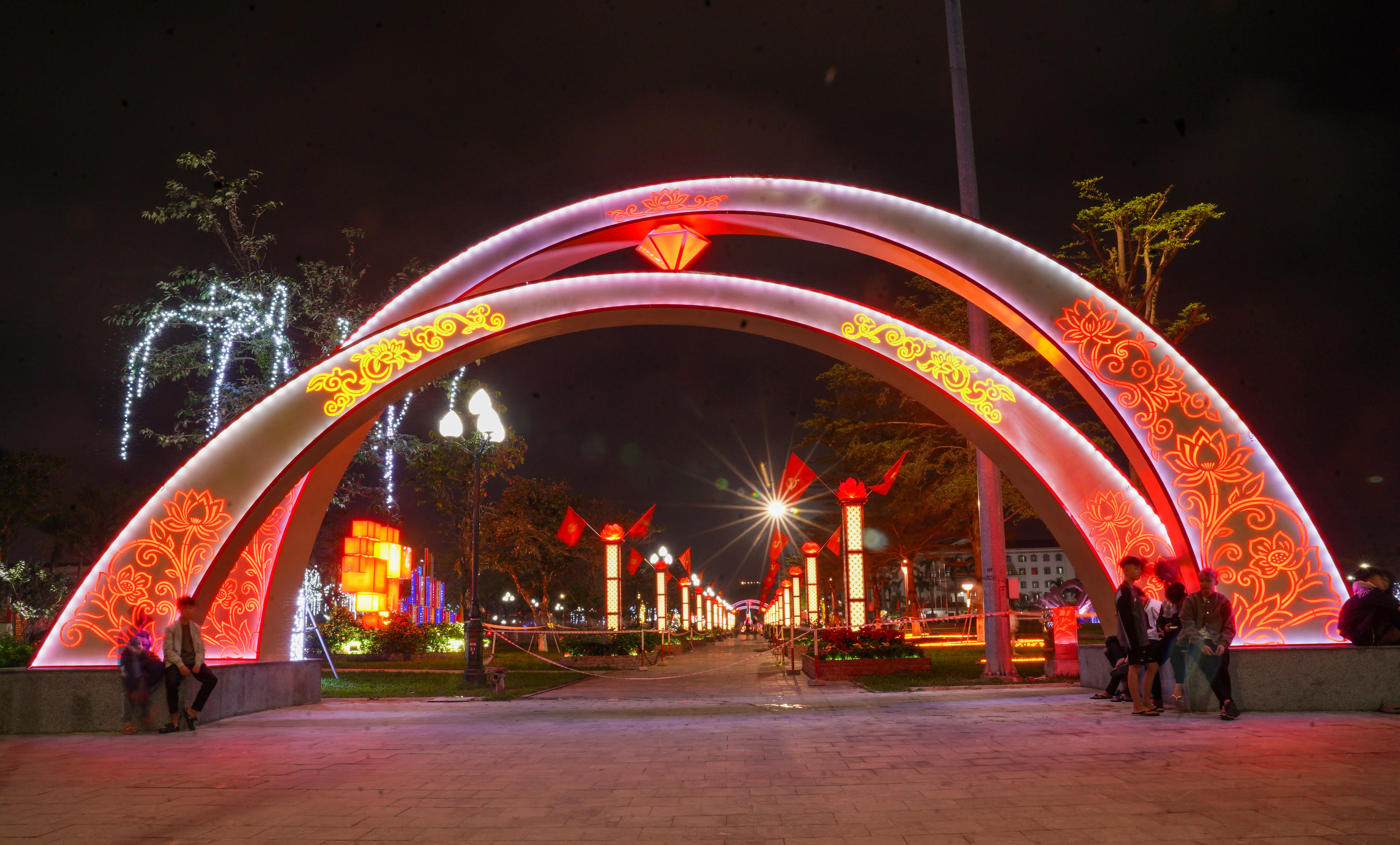 Tại quảng trường Thành Sen hệ&nbsp;thống đèn trang trí được lắp đặt gọn gàng, bắt mắt. Ảnh: Cẩm Kỳ&nbsp;