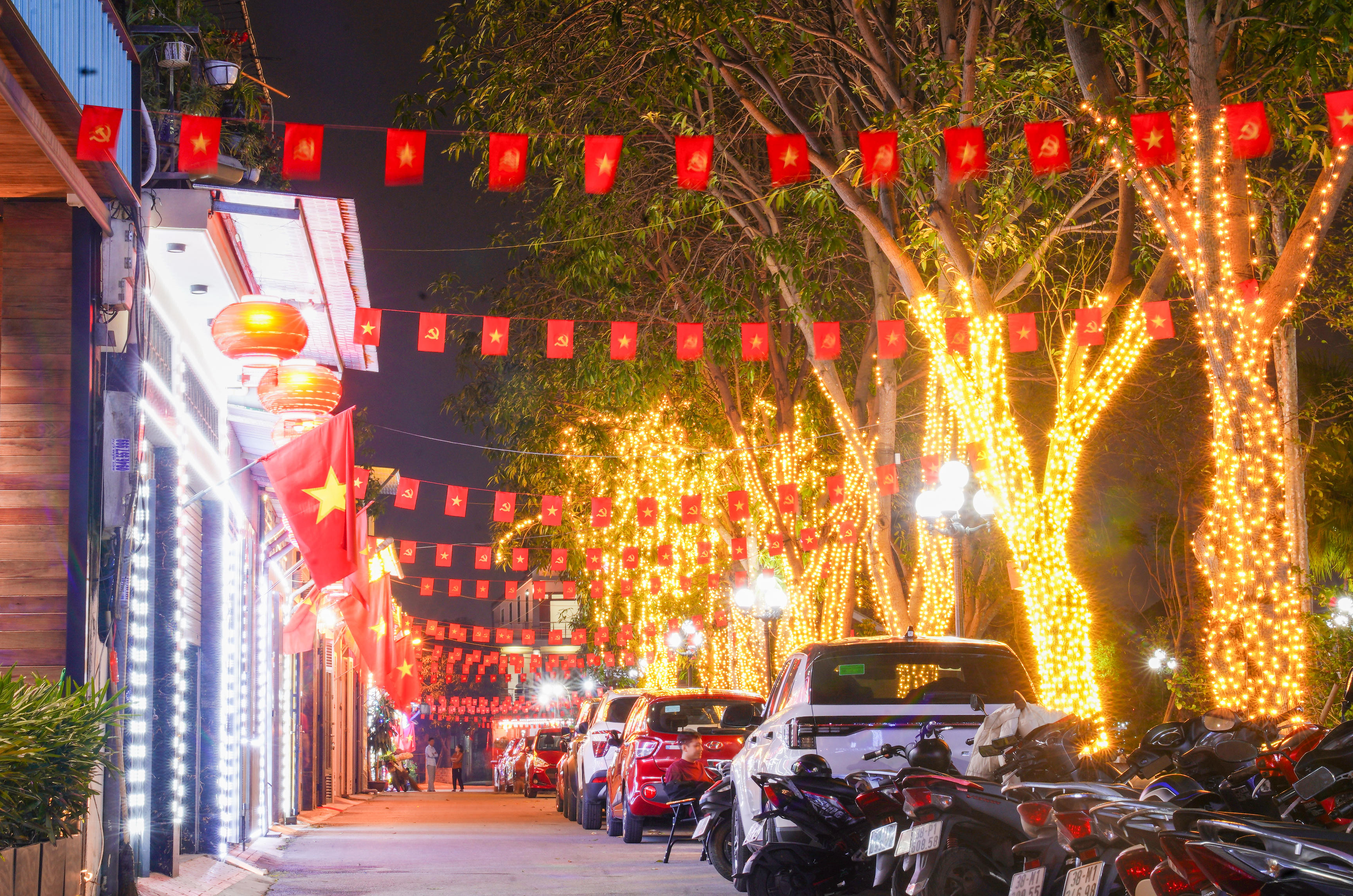 Nhiều tuyến đường&nbsp;cờ hoa, pano, băng rôn hòa cùng ánh sáng đa sắc. Ảnh: Cẩm Kỳ&nbsp;