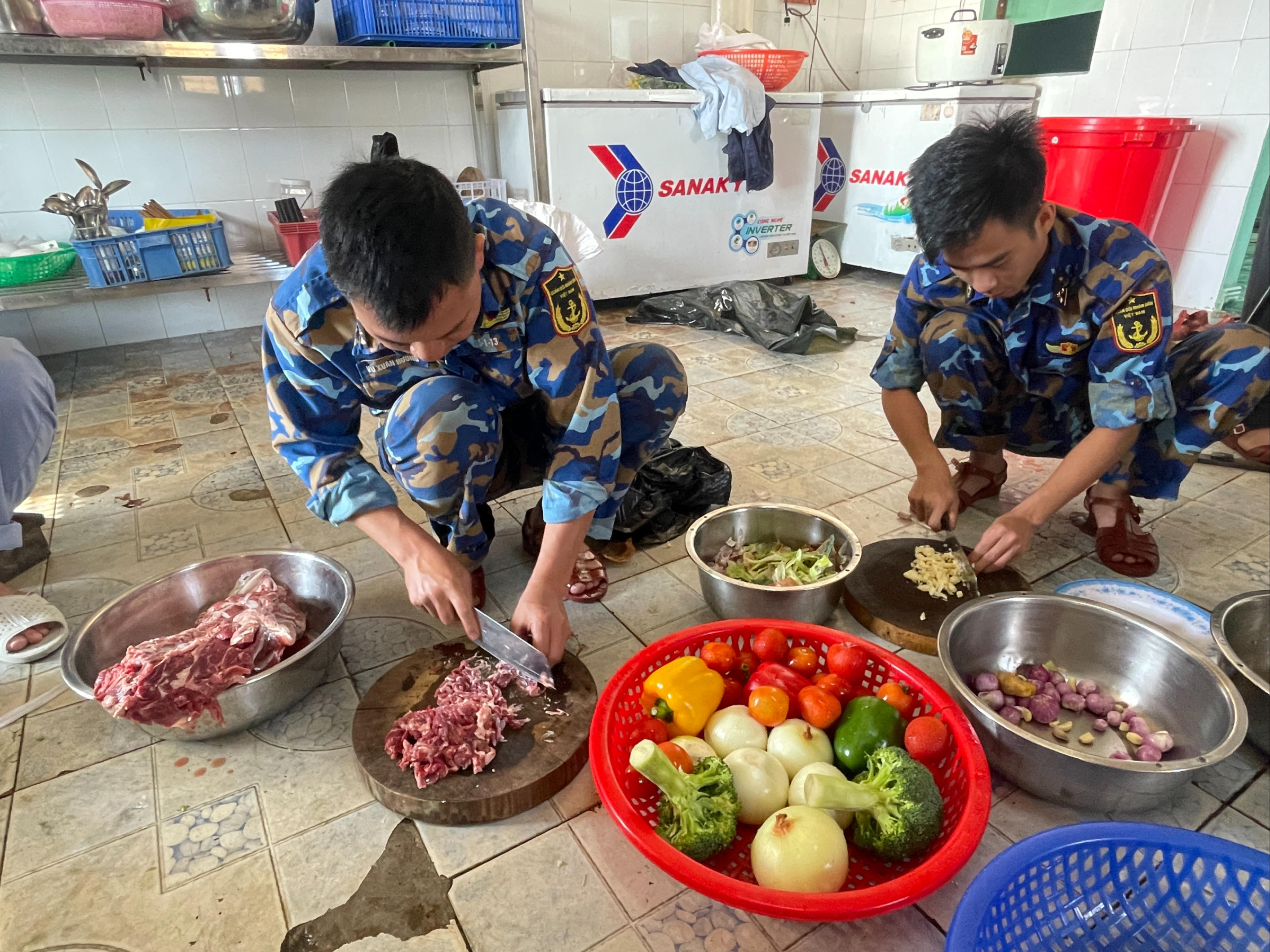 Cán bộ chiến sĩ, người dân ở nhà giàn DK1/15 làm chuẩn bị bữa cơm đón năm mới. Ảnh: Đoàn Xá.