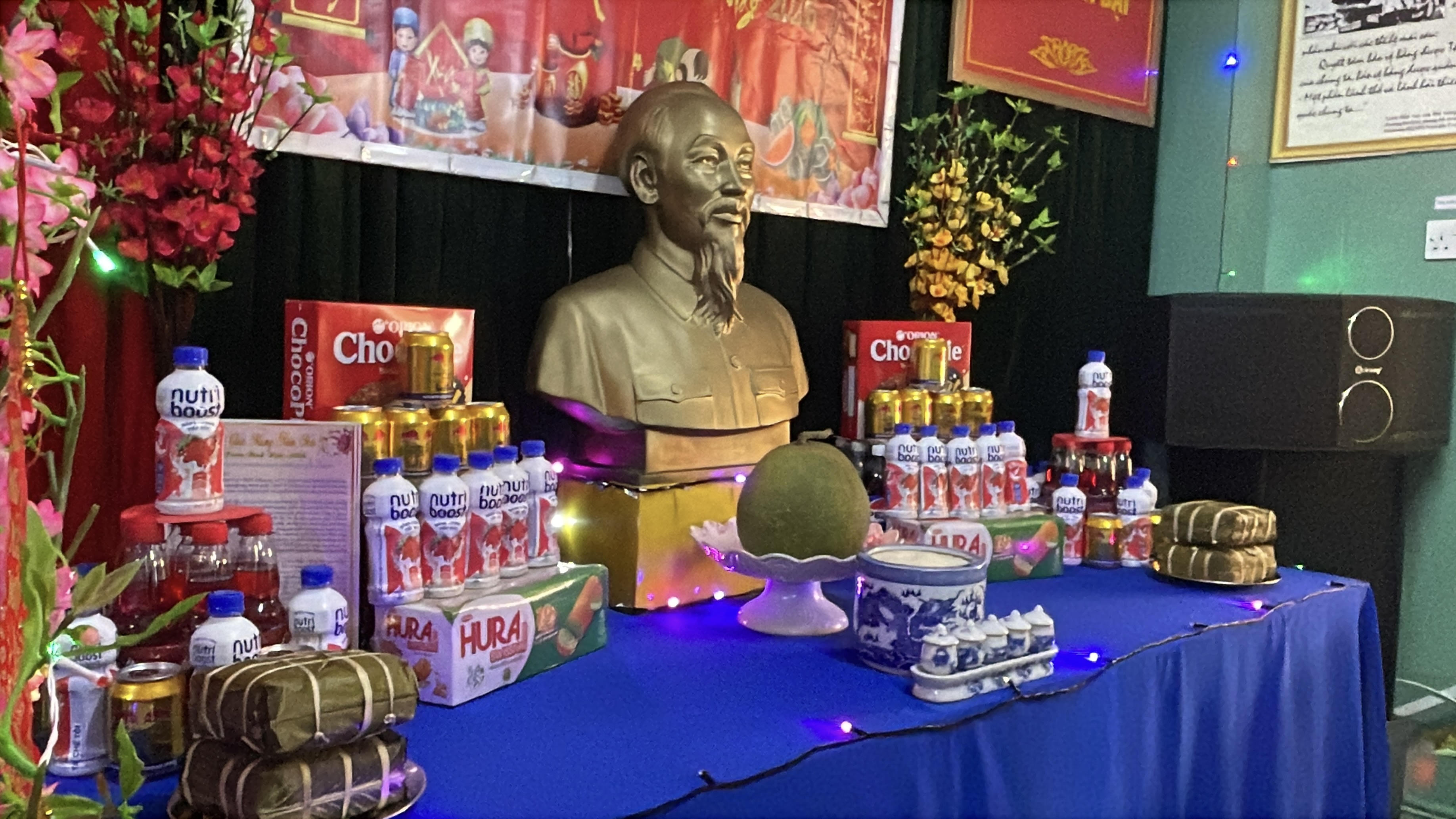 Các cán bộ chiến sĩ nhà giàn DK1 trang trí ban thờ đón năm mới Bính Ngọ trên biển. Ảnh: Đoàn Xá.