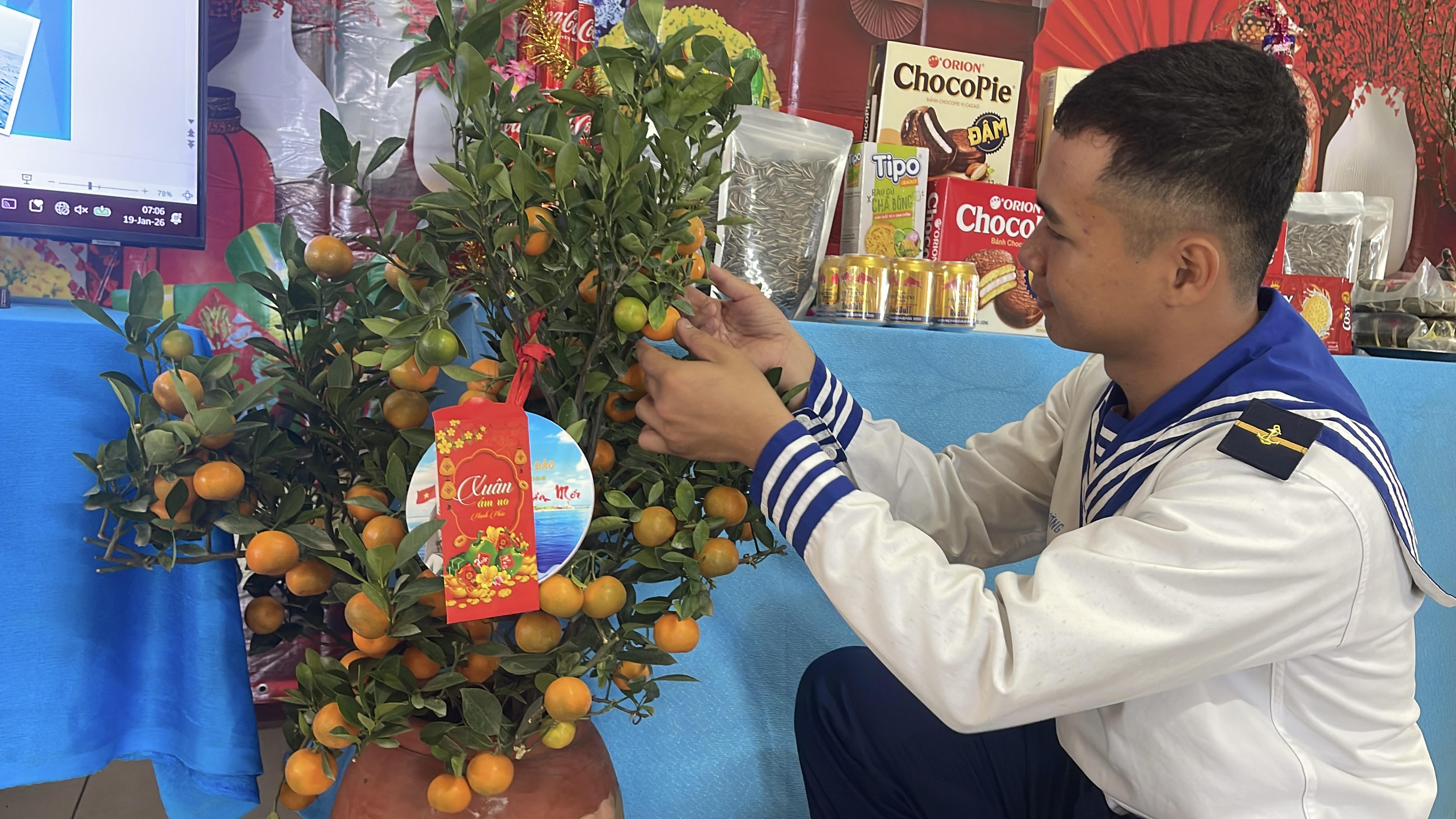 Những cành quất vượt hàng ngàn cây số ra nhà giàn, giúp không khí mùa xuân thêm ấm áp hơn trên sóng gió biển khơi. Ảnh: Đoàn Xá.