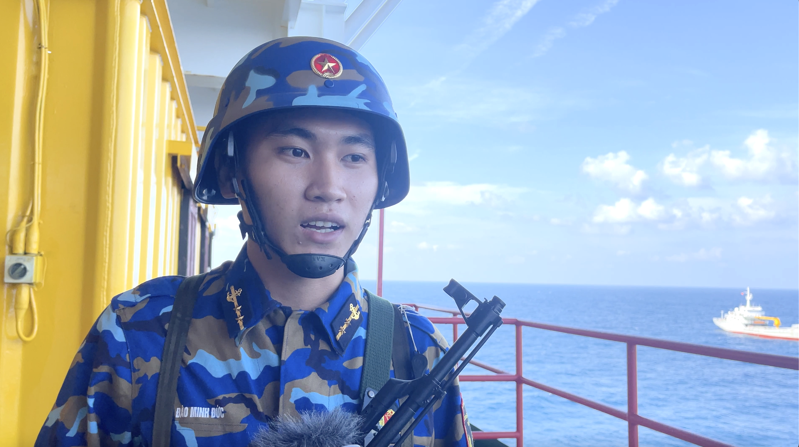 Với các cán bộ chiến sĩ nhà giàn DK1, nhiệm vụ canh giữ biển trời thiêng liêng của Tổ quốc được đặt lên hàng đầu. Ảnh: Đoàn Xá.