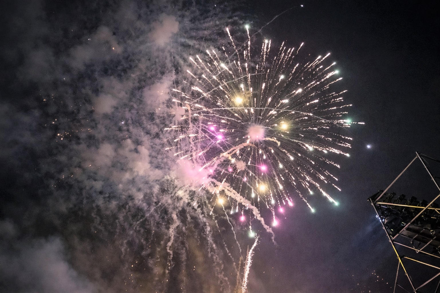 TP Đà Nẵng bắn pháo hoa tại Quảng trường 24/3, phường Bàn Thạch chào mừng năm mới 2026. Ảnh: Tấn Thành.