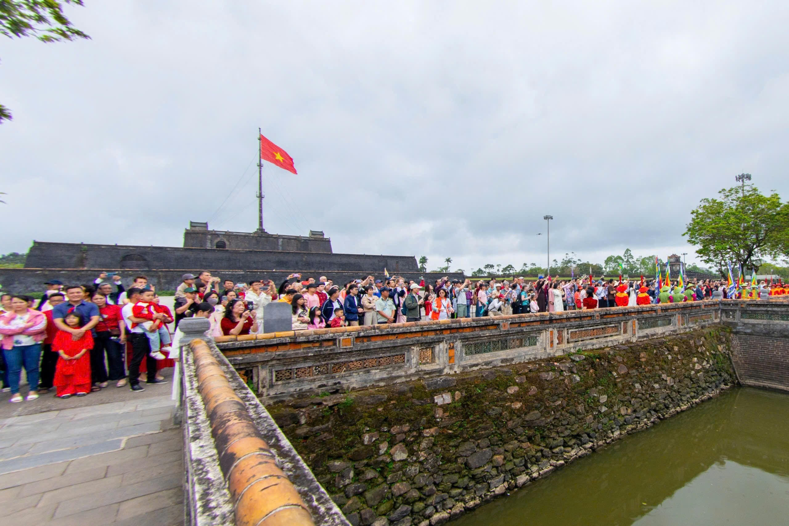 Trong ngày Mồng 1 Tết, Trung tâm thực hiện chính sách miễn phí tham quan đối với du khách là người Việt Nam, tạo điều kiện để nhân dân và du khách du xuân, tham quan và tìm hiểu giá trị di sản trong ngày đầu năm mới.&nbsp;Ảnh: CTV.