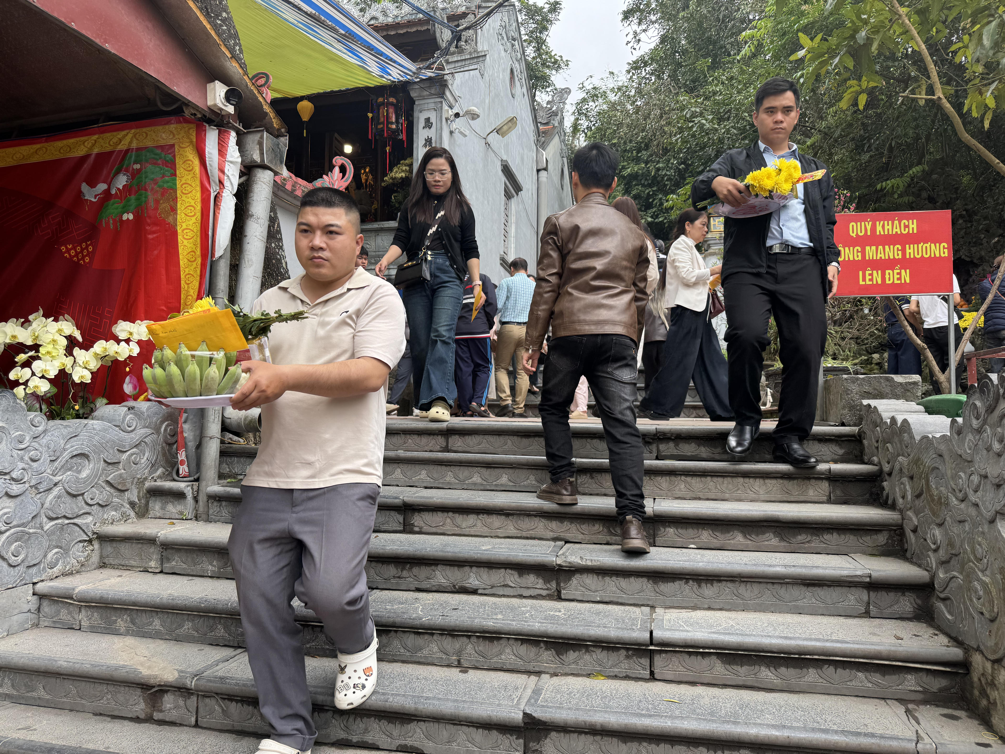 Như thông lệ Tết hàng năm, sáng Mùng Một Tết Bính Ngọ 2026, anh Trần Tuấn Vũ, 33 tuổi, ở xã Tứ Mỹ, tỉnh Hà Tĩnh sắm lễ gồm hoa quả, hương vàng đến chiêm bái tại Đền Chợ Củi. Anh Vũ cho biết, đầu năm anh đến Đền thắp hương, dâng lễ để cầu sức khỏe, may mắn và tài lộc cho cả gia đình. Ảnh: Quốc Thanh